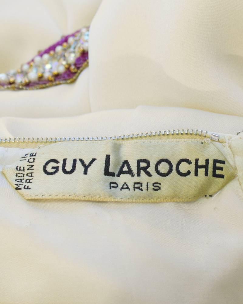 1970er Guy Laroche Haute Couture Cremefarbenes Seidenkleid mit Perlenbesatz Damen im Angebot