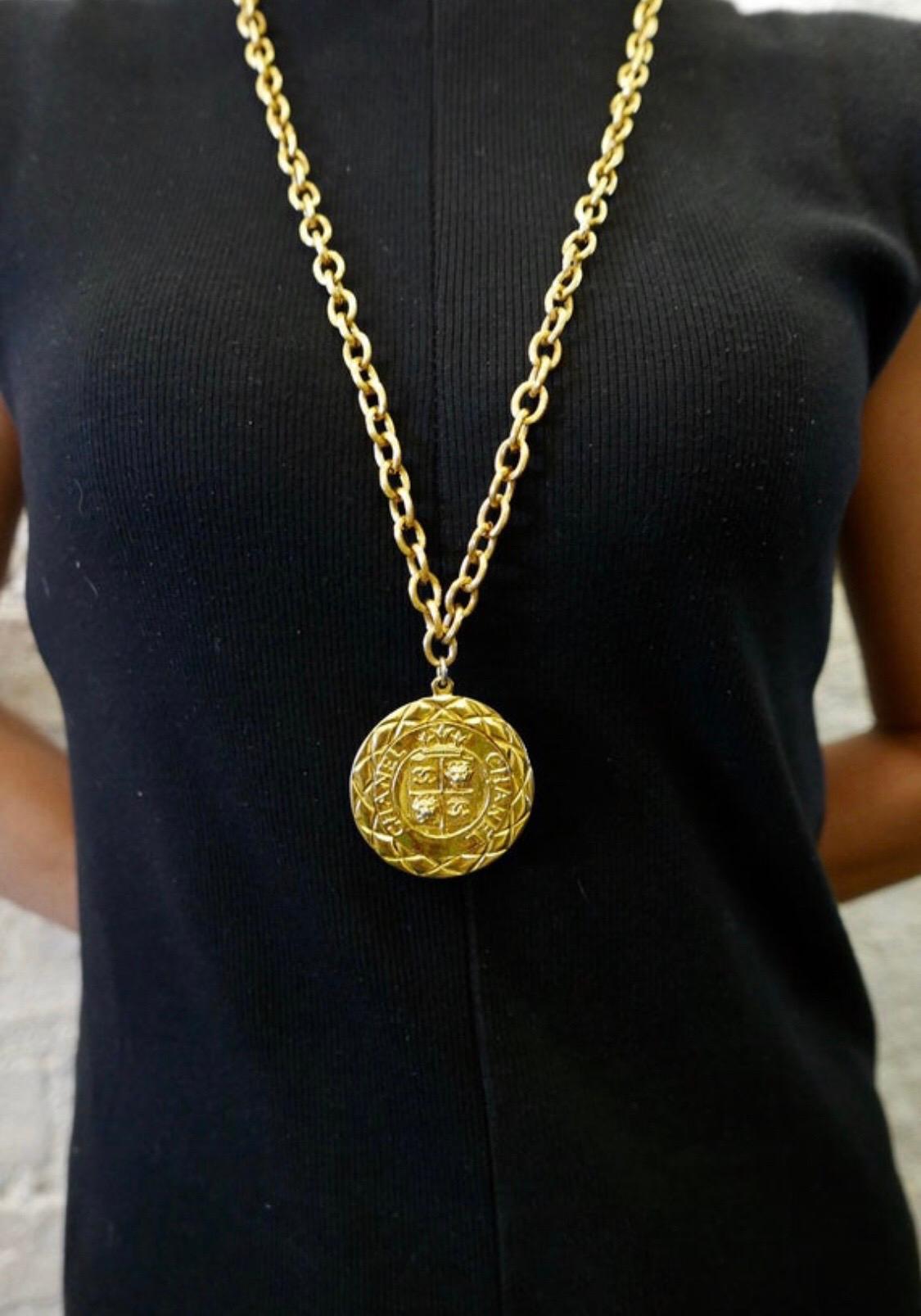 1970s Vintage CHANEL Gold Toned Medallion Chain Necklace 1