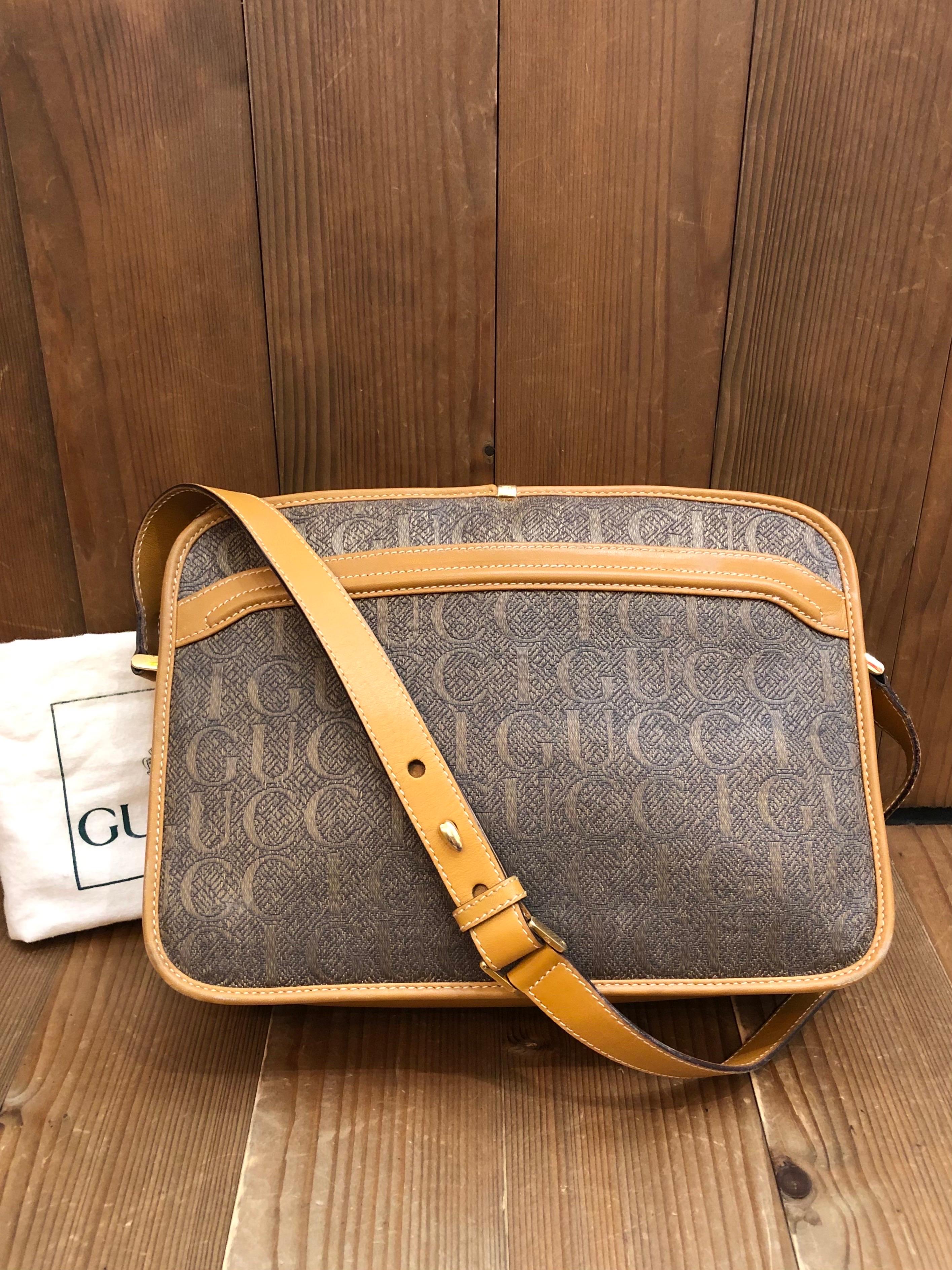Ce sac messager vintage à bandoulière GUCCI est confectionné en jacquard de soie marron brodé de GUCCI et de garnitures en cuir lisse marron. La fermeture à glissière sur le dessus ouvre sur un intérieur enduit qui a été nettoyé par des
