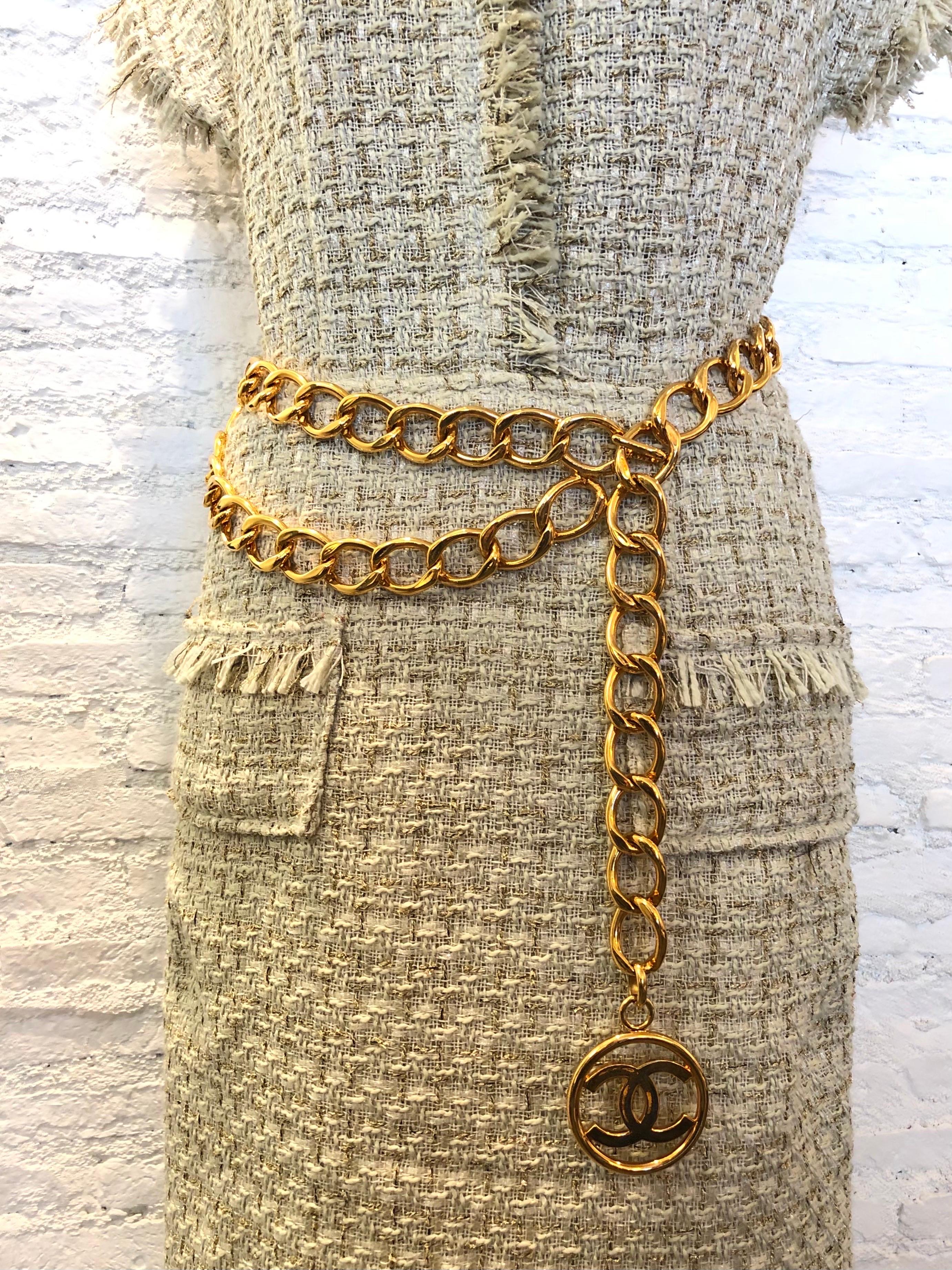 Dieser CHANEL-Kettengürtel im Vintage-Stil ist aus robusten, goldfarbenen Ketten gefertigt und mit einem massiven CC-Charme versehen. Verstellbarer Hakenverschluss. Kette exkl. Charme misst ca. 38 Zoll (96,5 cm) CC-Charme 5,6 cm. Gestempelt CHANEL
