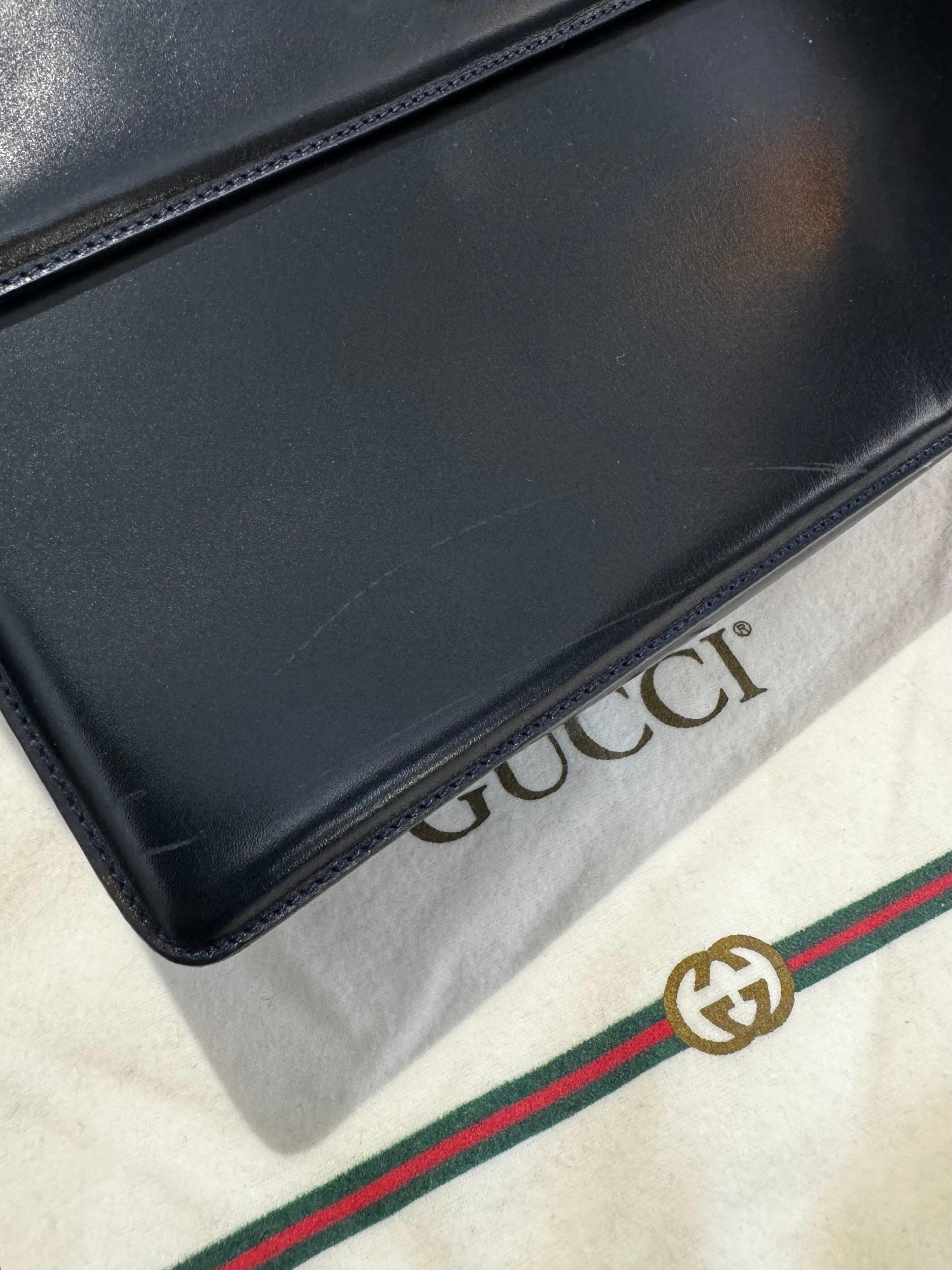 Vintage GUCCI Leather Shoulder Crossbody Bag Turnlock Calfskin Dark Navy en venta 4