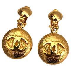 1980s Vintage Chanel Gold Toned Dangly Earclips Clip On Earrings 