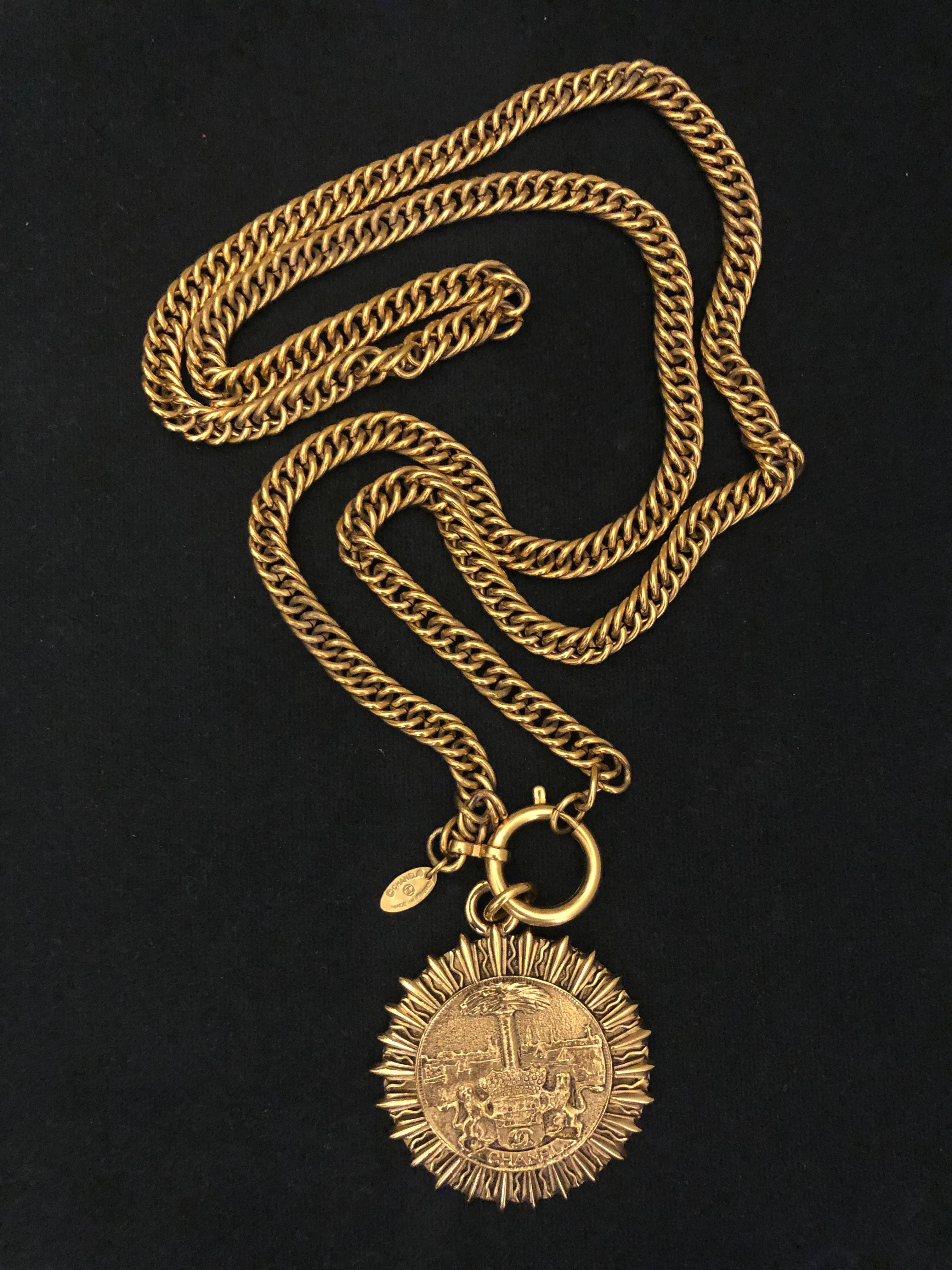 1980s Rare Chanel gold toned lion crest ocean view pendant chain necklace. Stamped Chanel made in France. Measures approximately 90 cm Medallion measures 5.8 x 5.1 cm.

Condition: Minor signs of wear in excellent condition 
