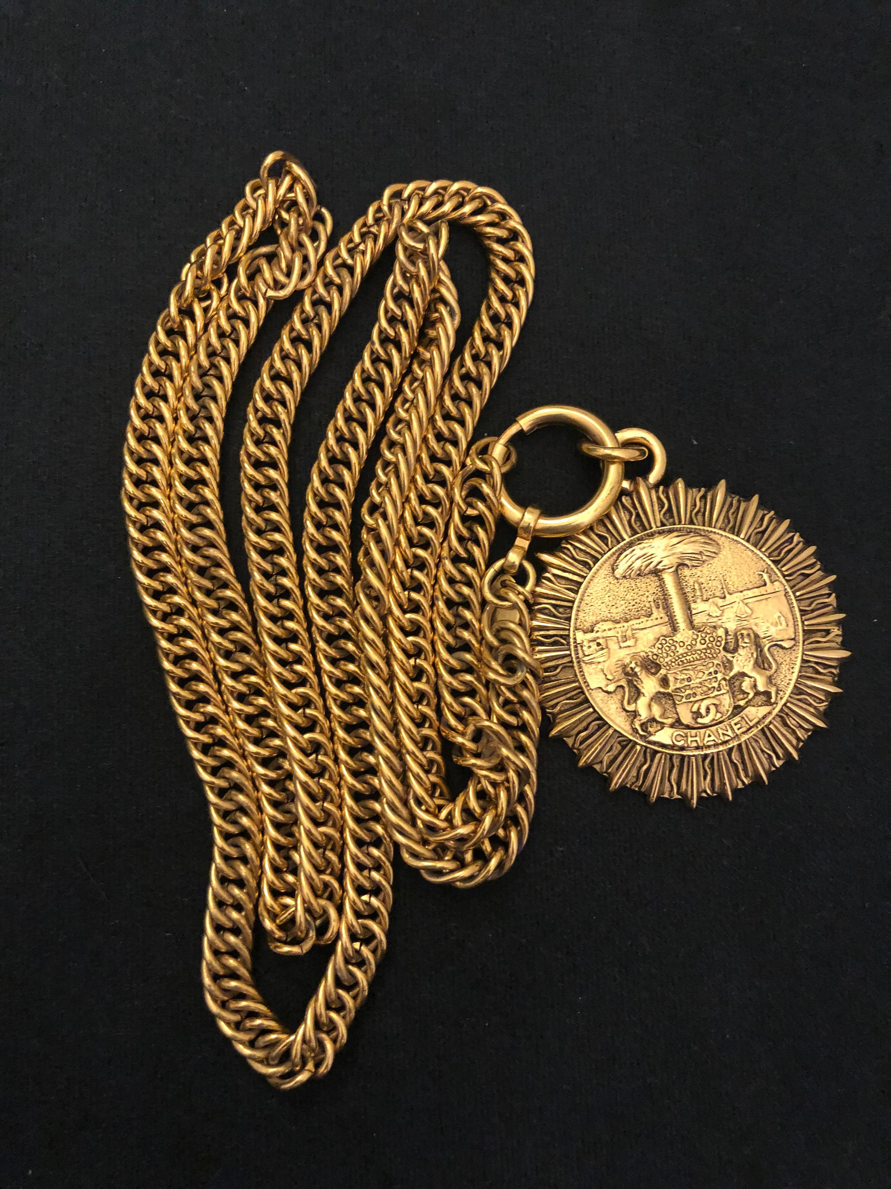 1980s Vintage CHANEL Gold Toned Lion Crest Ocean View Pendant  Necklace In Excellent Condition In Bangkok, TH