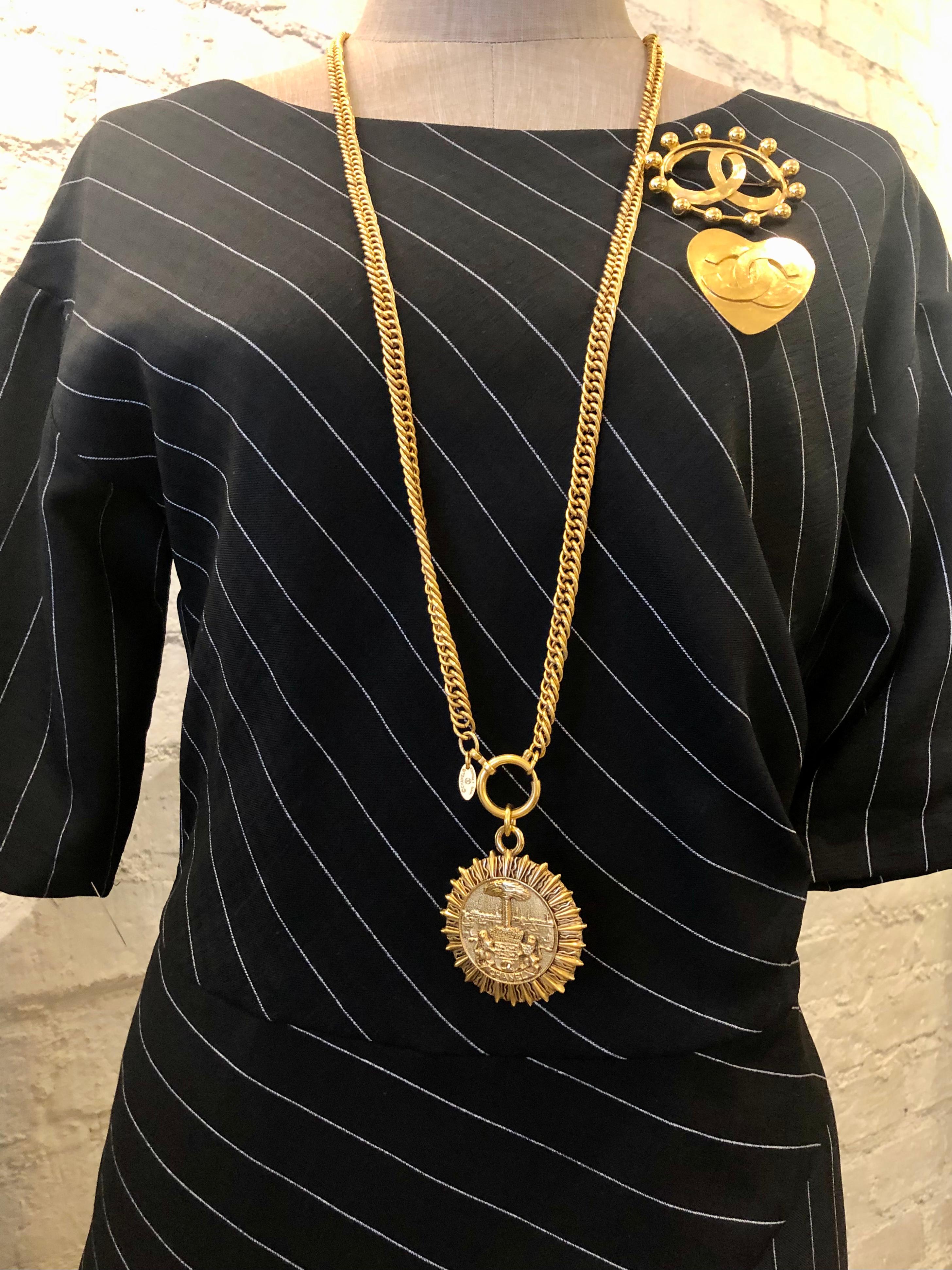 1980s Vintage CHANEL Gold Toned Lion Crest Ocean View Pendant  Necklace 5