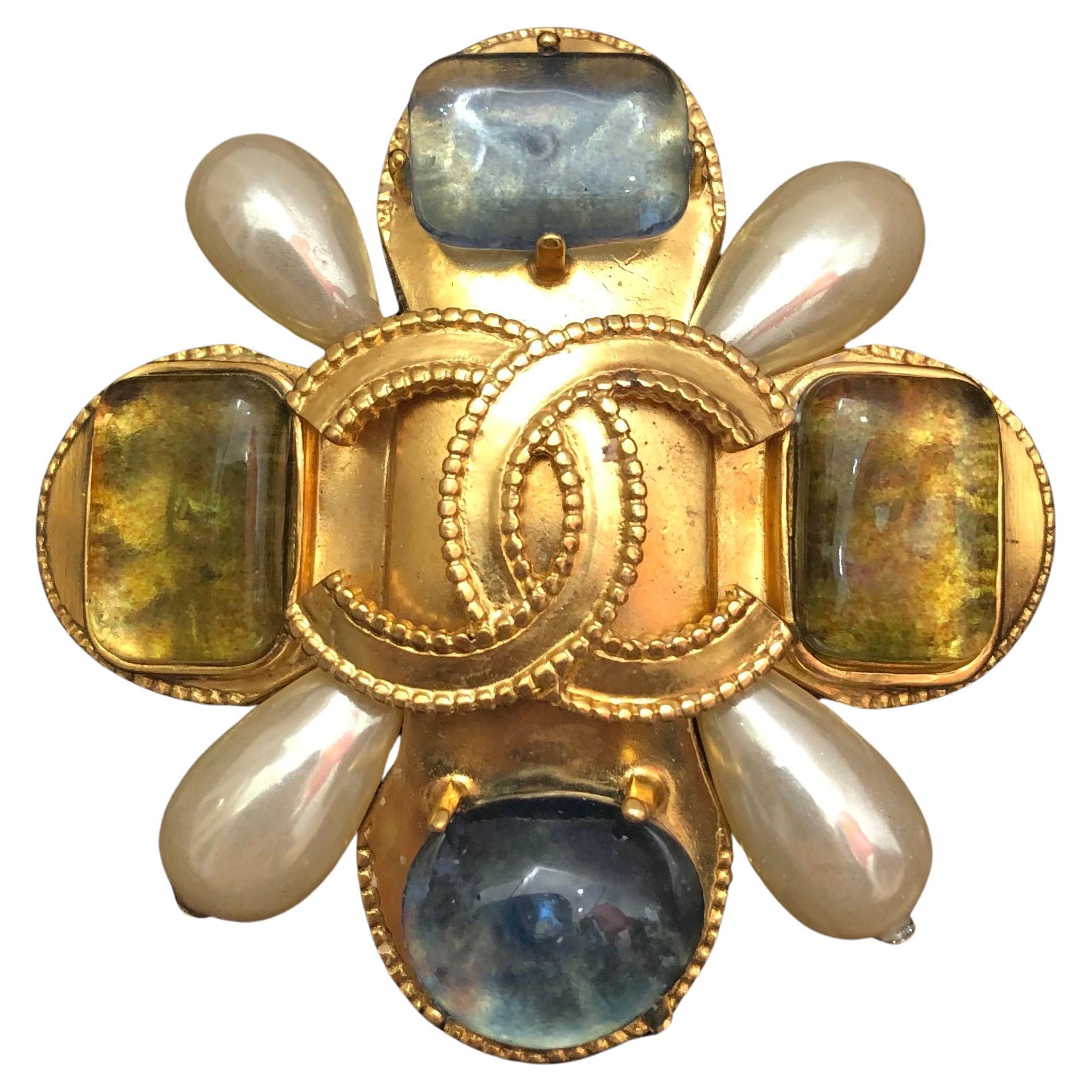 This vintage Chanel Byzantine clover brooch is crafted of gold toned metal featuring multi-colored Gripoix and tear drop faux pearls. Stamped 97A made in France. Measures approximately 6.0 x 6.0 cm. Comes with box. 

Condition: Minor signs of wear