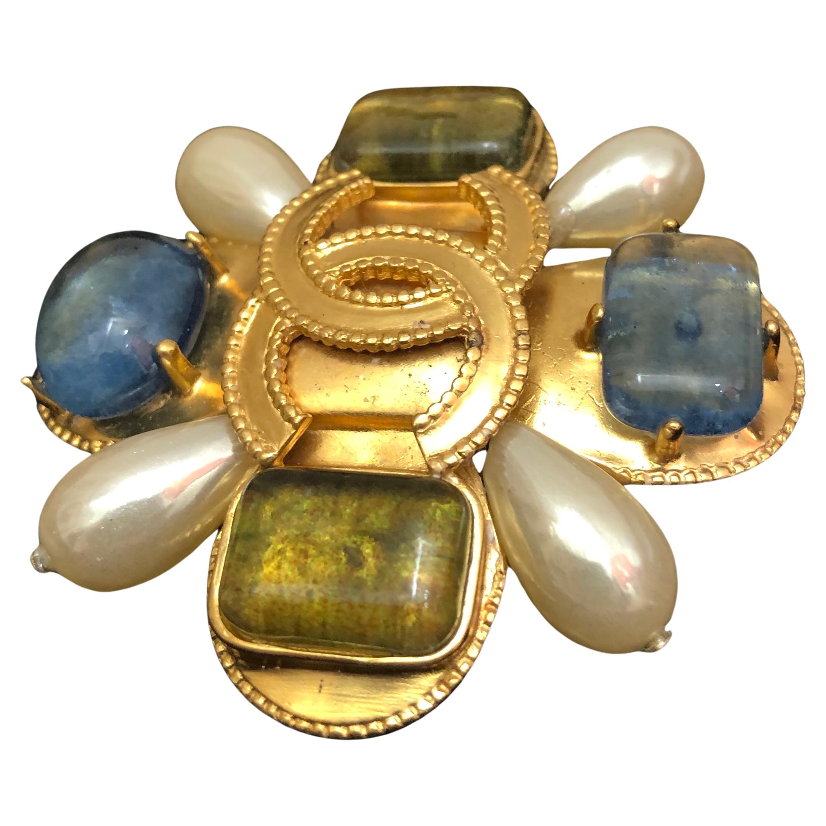 1990s Vintage CHANEL Gold Toned Gripoix Byzantine Brooch Clover In Fair Condition For Sale In Bangkok, TH