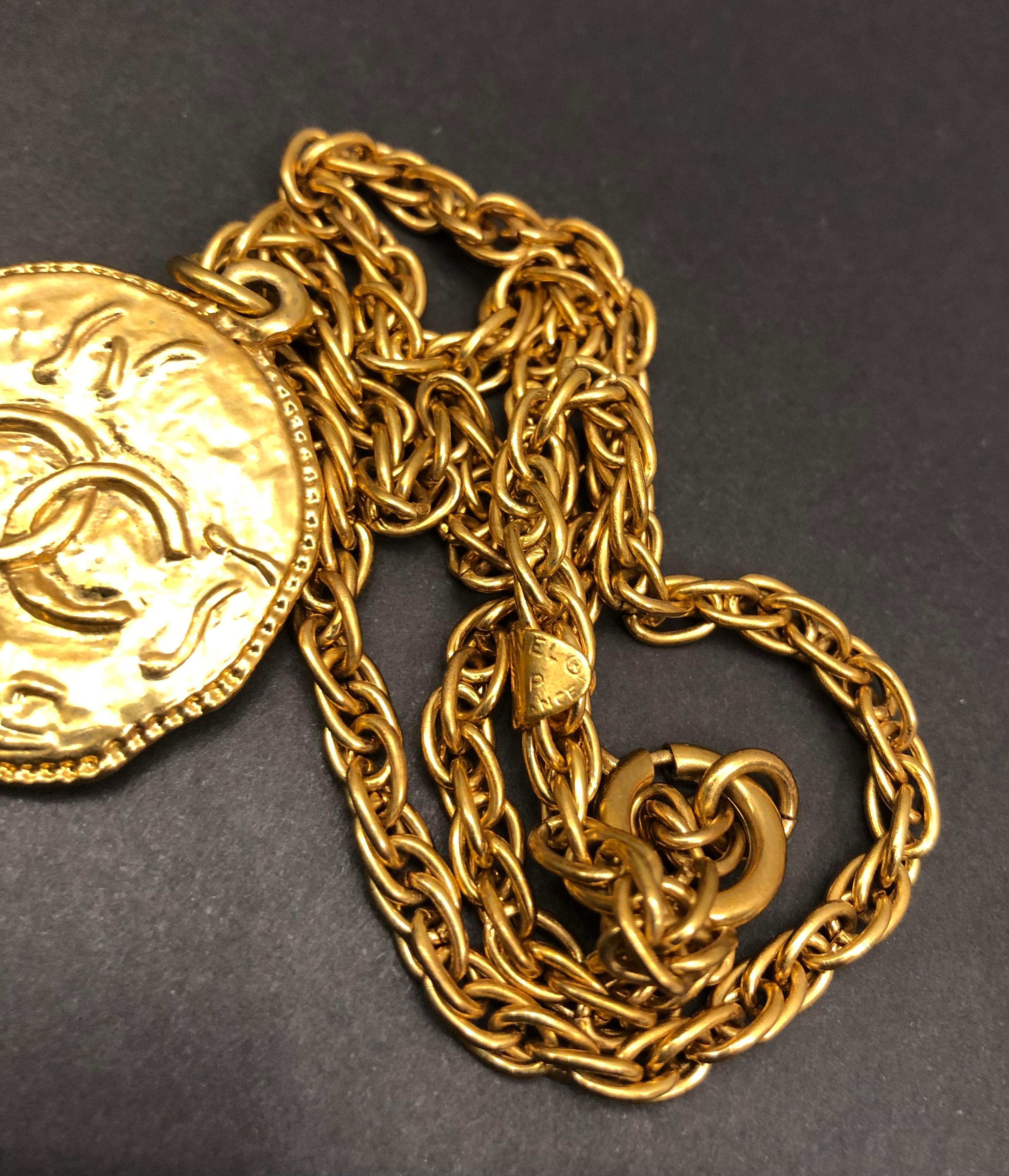 1993 Vintage CHANEL Gold Toned Short Chain Necklace 2