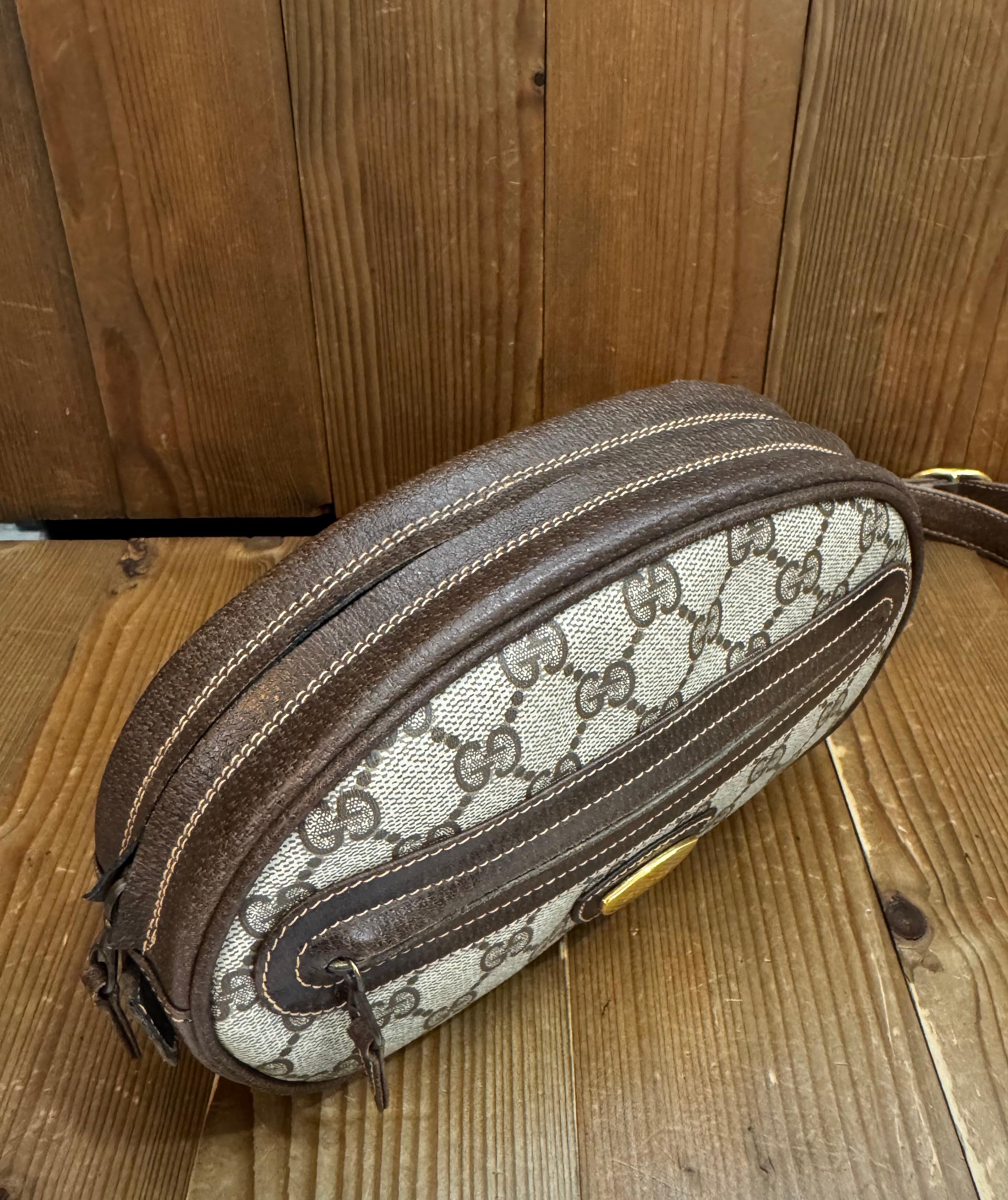 1970 Vintage GUCCI Monogram Canvas Crossbody Bag Brown en vente 1