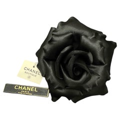 Spilla vintage CHANE degli anni '90, grande camelia in seta in piena fioritura, nera