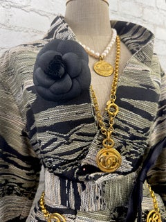 Spilla vintage CHANEL in lino con camelia, anni '90, nera