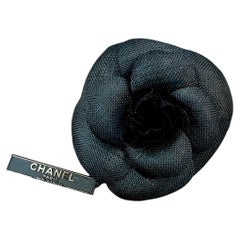 Spilla vintage CHANEL in lino con camelia, anni '90, nera