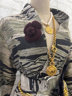 Spilla CHANEL vintage degli anni '90 in maglia di lana con camelia, color bordeaux