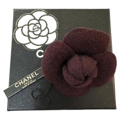 Spilla CHANEL vintage degli anni '90 in maglia di lana con camelia, color bordeaux