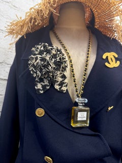 Spilla vintage CHANEL in tweed bianco e nero con camelia, anni '90