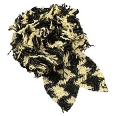 Spilla vintage CHANEL in tweed bianco e nero con camelia, anni '90