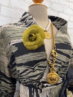 Broche CHANEL vintage des années 1990 en toile de soie vert olive, motif camélia