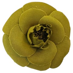 Broche CHANEL vintage des années 1990 en toile de soie vert olive, motif camélia