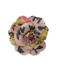 Vintage-Brosche von CHANEL aus den 1990er Jahren: rosa Seidenkorsage mit Kamelienmotiv und Blumenschriftzug