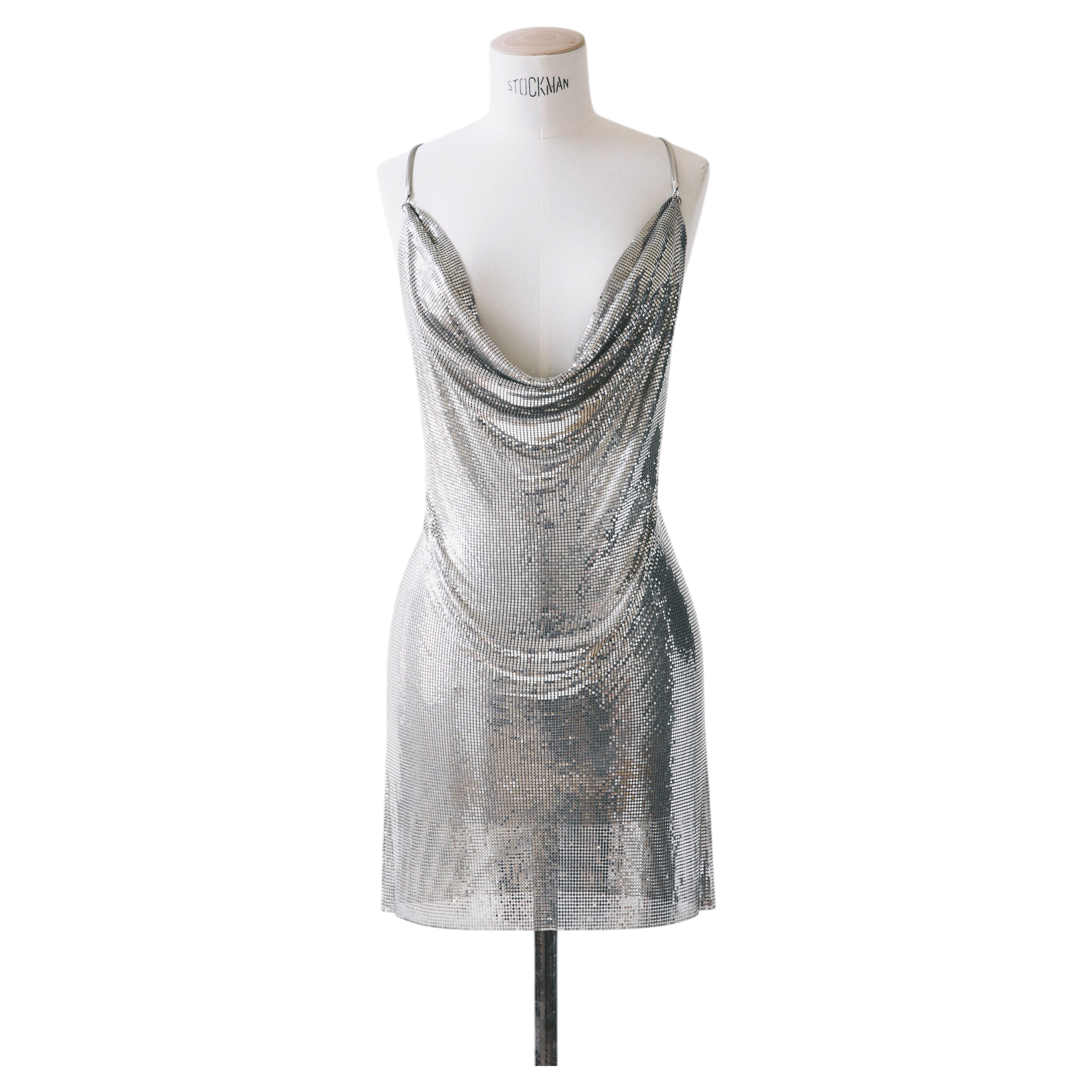 Minivestido de Paco Rabanne, colección otoño-invierno 1997, con malla metálica plateada de Orotón y escote pronunciado