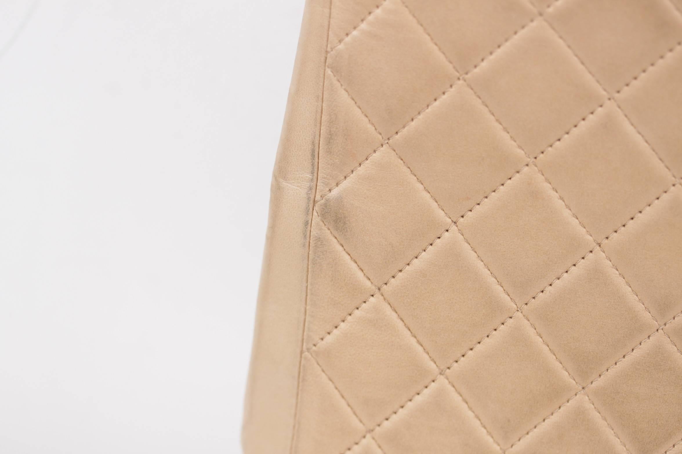 CHANEL Vintage Beige Quilted Leather LUCITE Chain TOTE In Good Condition In Rome, Rome