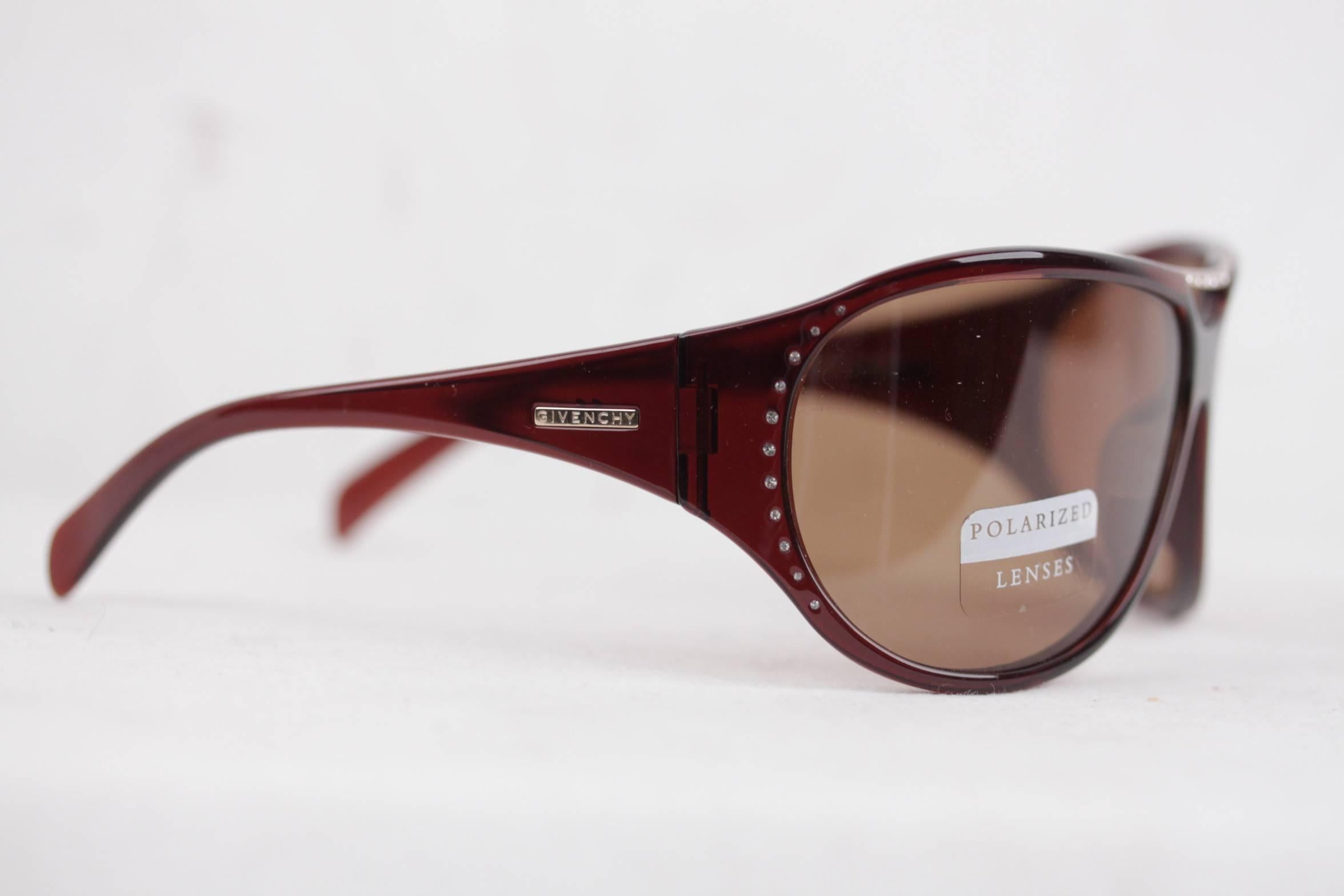 Wrap sunglasses signed GIVENCHY

brown frame, with gold side finish and GIVENCHY gold metal logo

Brown POLARIZED GIVENCHY lens

Any other detail which is not mentioned may be seen on the item pictures. Please do ask if anything is not clear,