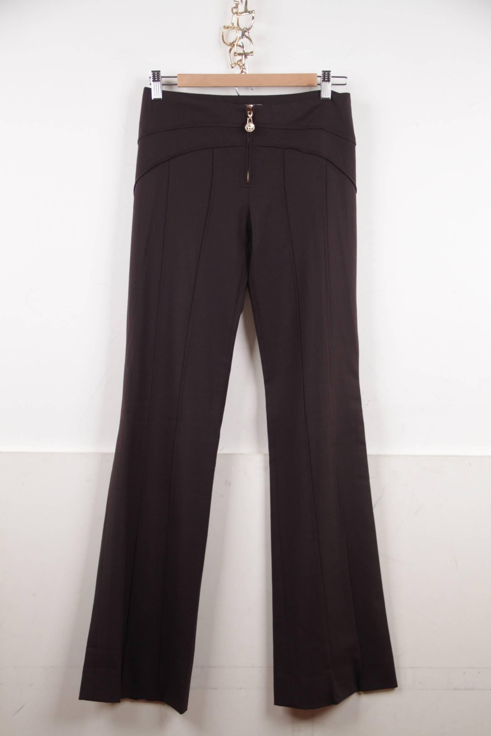 - Versace stretch wool trousers from the Fall 2005 collection
- Brown color with gold-tone stitchings
- Front zip closure with MEDUSA zipper pull
- Composition:95% wool, 4% elastane
- Lining: Unlined
- Size : 40 IT (The size shown for this item