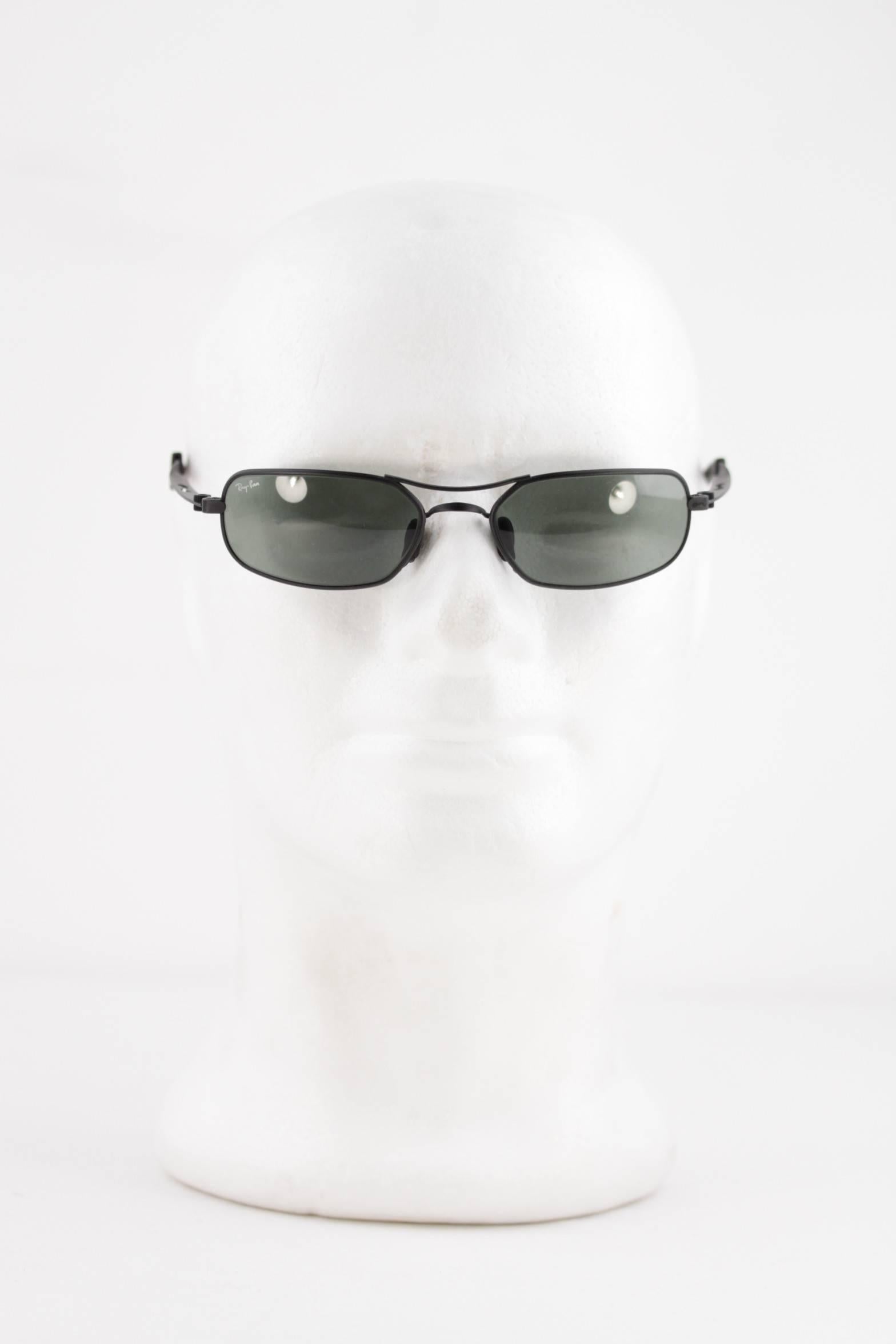 Ray Ban signature on the right lens

