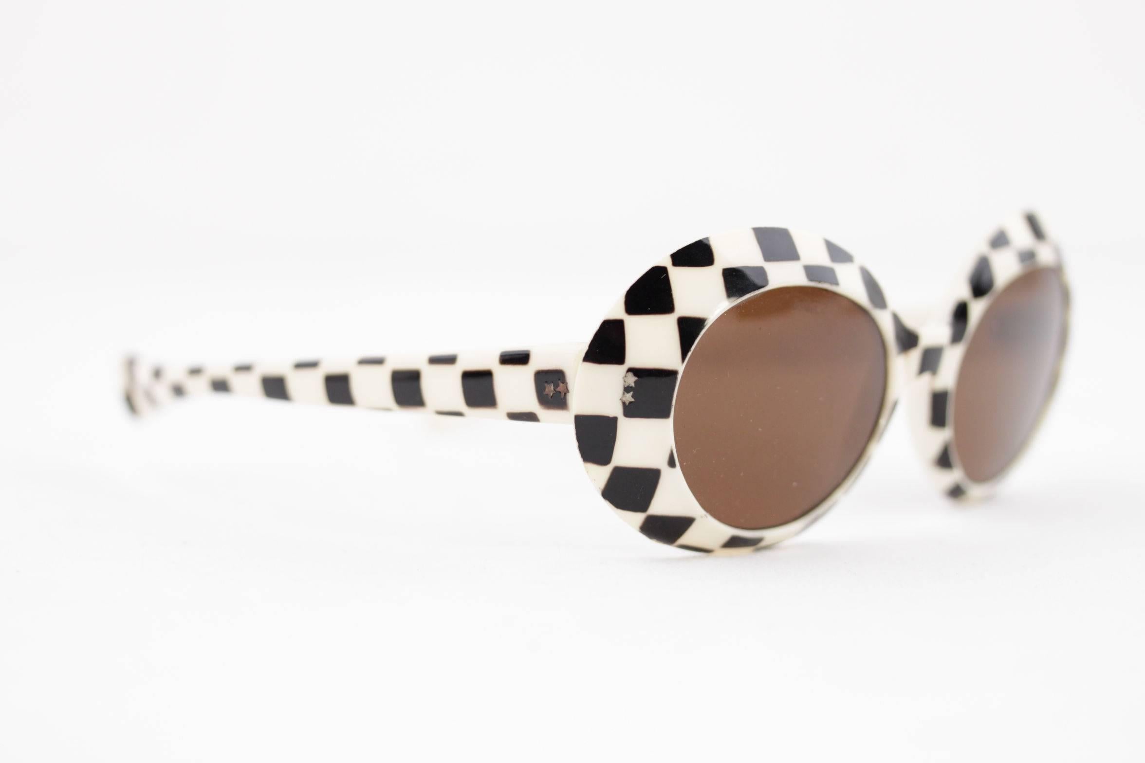  - Splendid sunglasses from the 60s bt SAMCO - Made in Italy

- Black & White checkerboard frame

- Original Brown lenses (SAMCO signature on both lenses)

- Hinges attache with little star shaped pins

- Inside right temple reads: in the