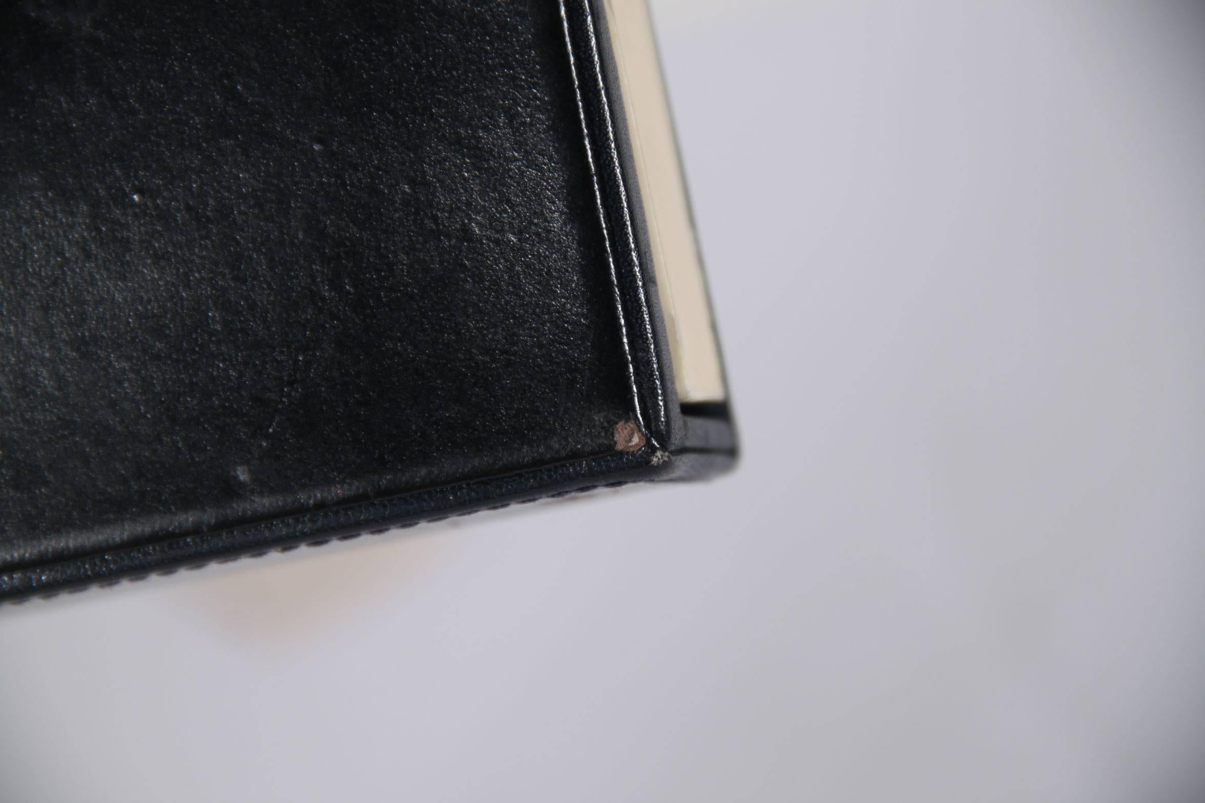 Brand: GUCCI - made in Italy

Logos / Tags: 'GUCCI Italy' crest embossed on the bottom of the notepad

Condition (please read our condition chart below): VERY GOOD CONDITION: An item is considered wearable but has some surface flaws (staining,