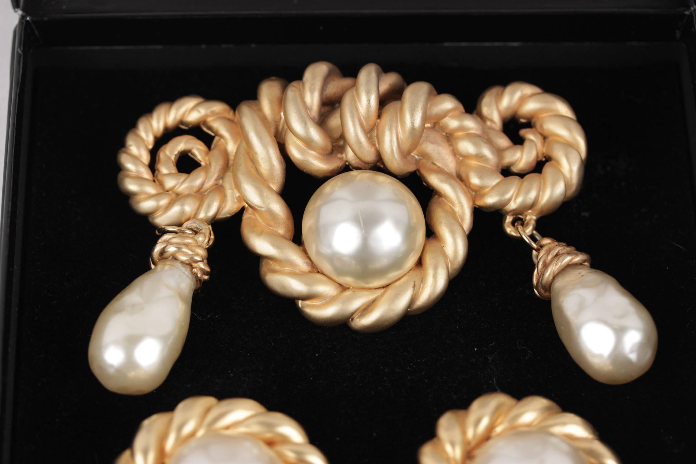 CHANEL Vintage Gold Metal & Faux Pearls EARRINGS & BROOCH SET Twisted Rope In Good Condition In Rome, Rome