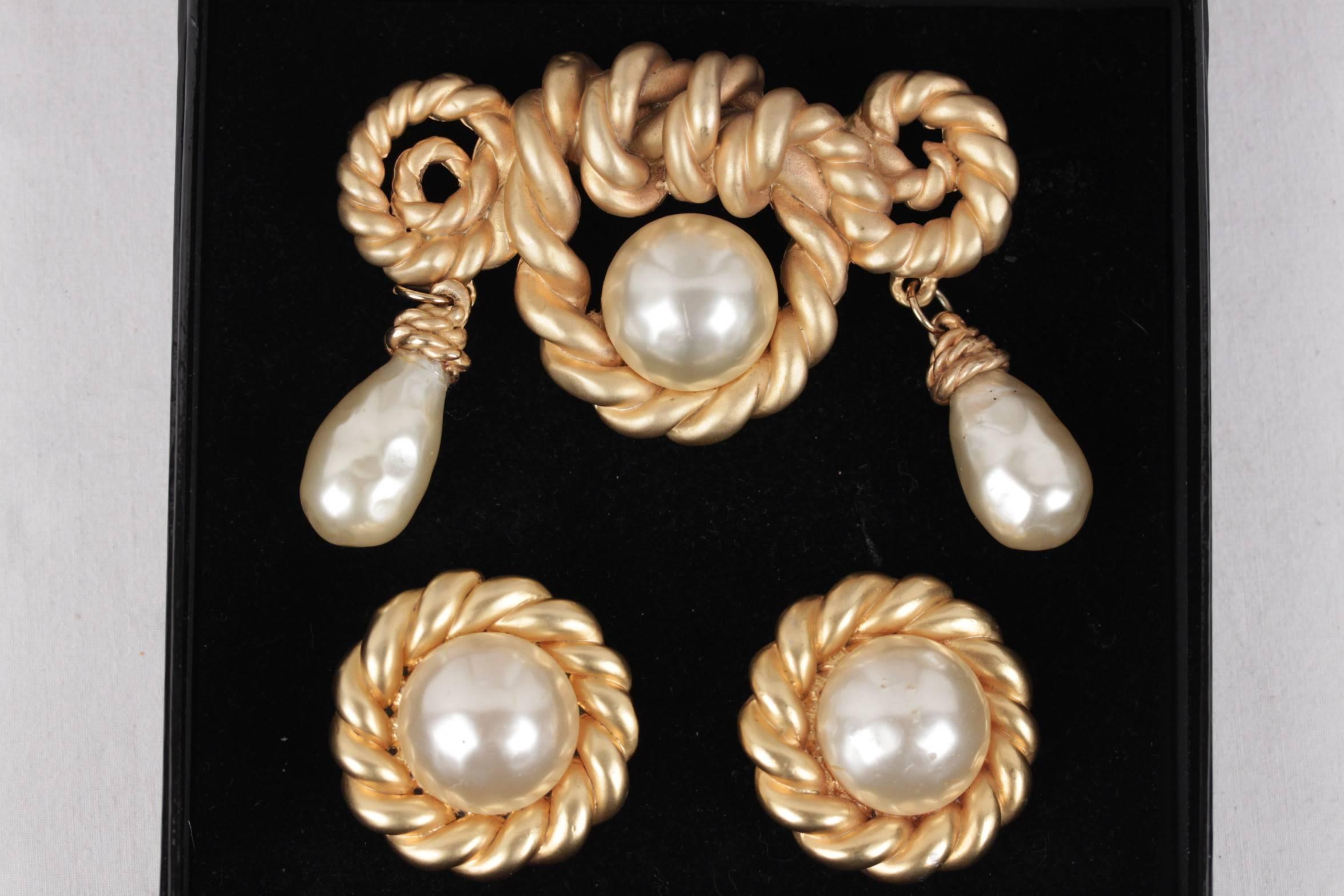  Gorgeous CHANEL twisted rope brooch and earrings set. Brooch is finished in a golden mounting with mat finish, with 2 dangling faux pearl drop and 1 round faux pearl cabochon. Safety pin closure on the back. The pin is matched with splendid clip on