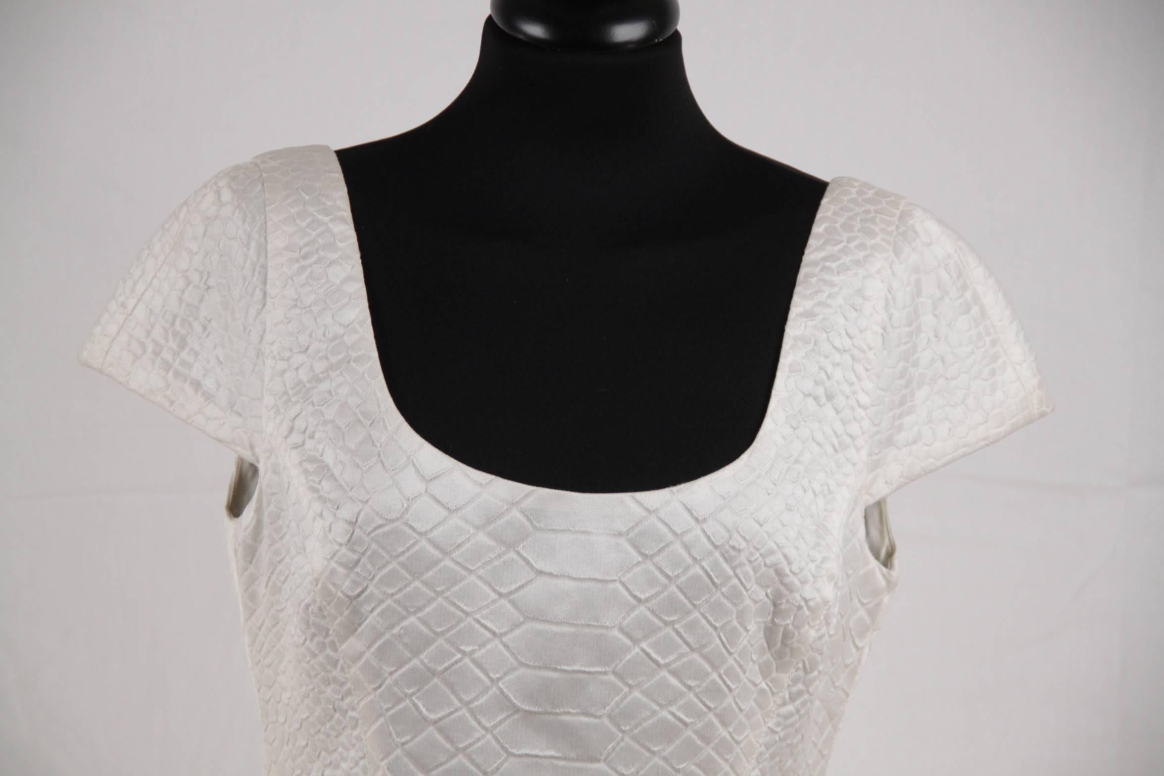 VERSACE White Embossed Cotton & Silk SHEATH DRESS Cap Sleeves SIZE 42 In Good Condition In Rome, Rome