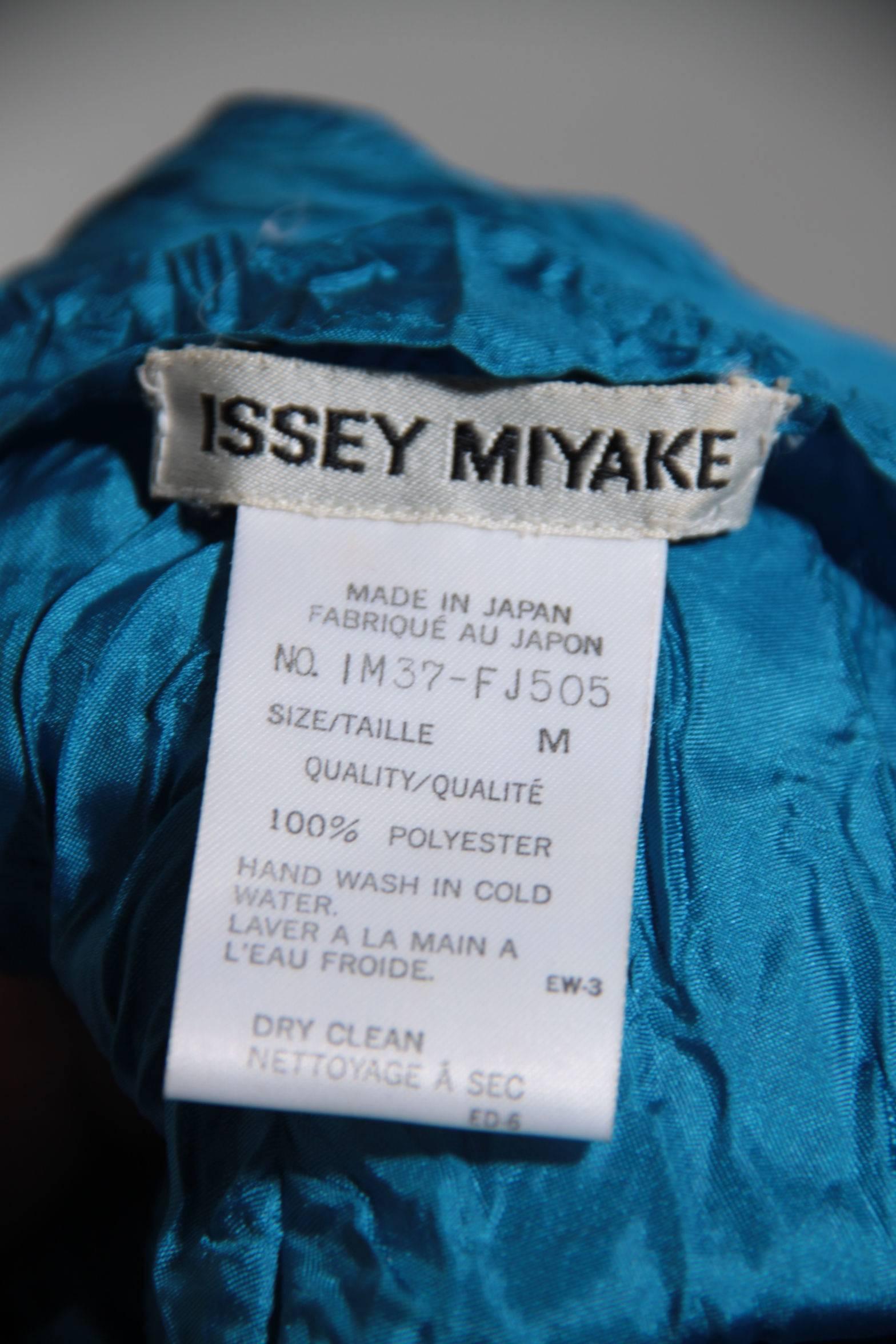 ISSEY MIYAKE Turquoise CRINKLE Poly Fabric SLEEVELESS TOP Vest SIZE M In Good Condition In Rome, Rome