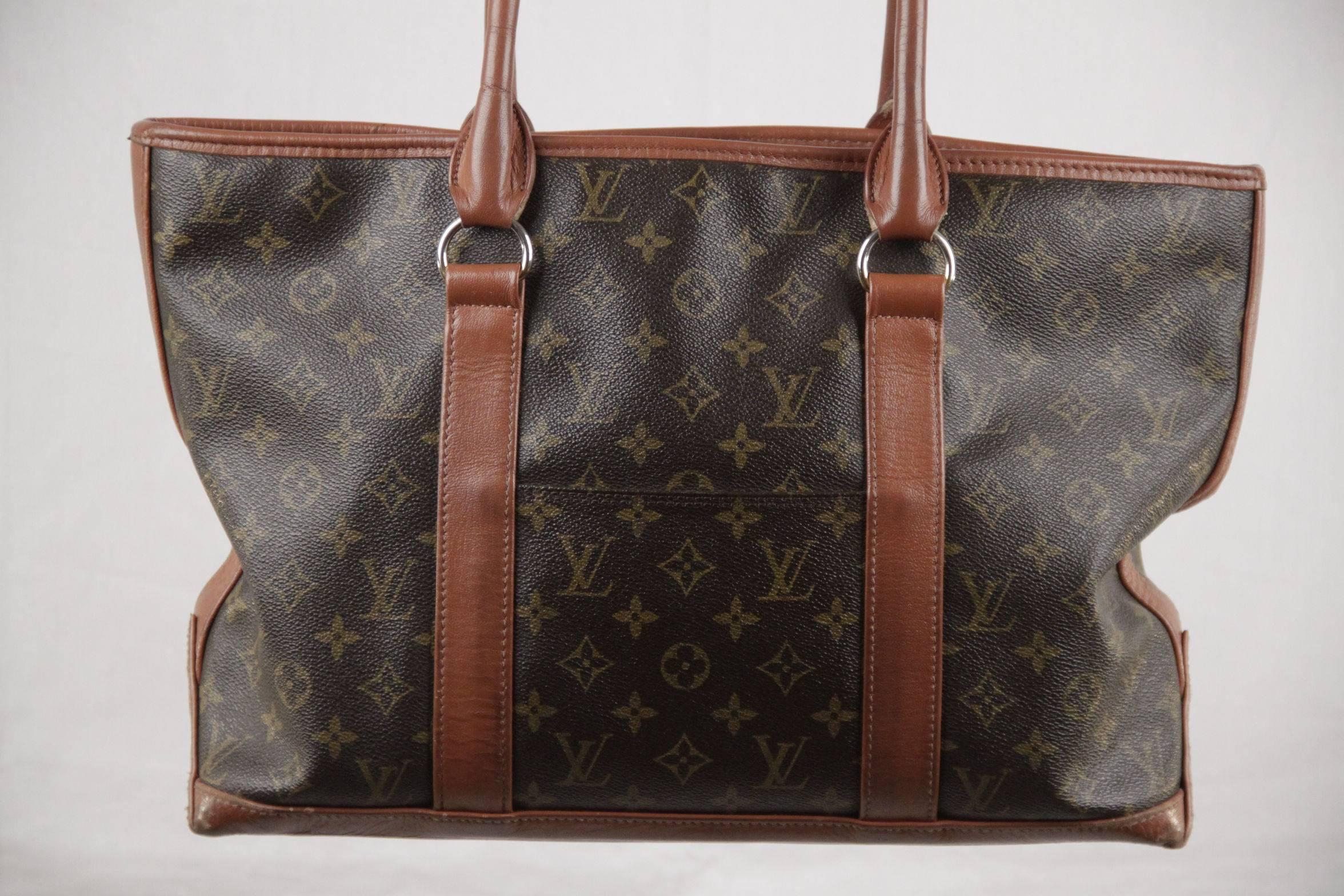  - Model : Louis Vuitton 'Sac Weekend' tote

- Discontinued in the early 1990's

- Brown Monogram canvas

- Genuine leather details

- Gold metal hardware

- 1 open pocket on the front and 1 open pocket on the back

- Upper zipper closure

- 1