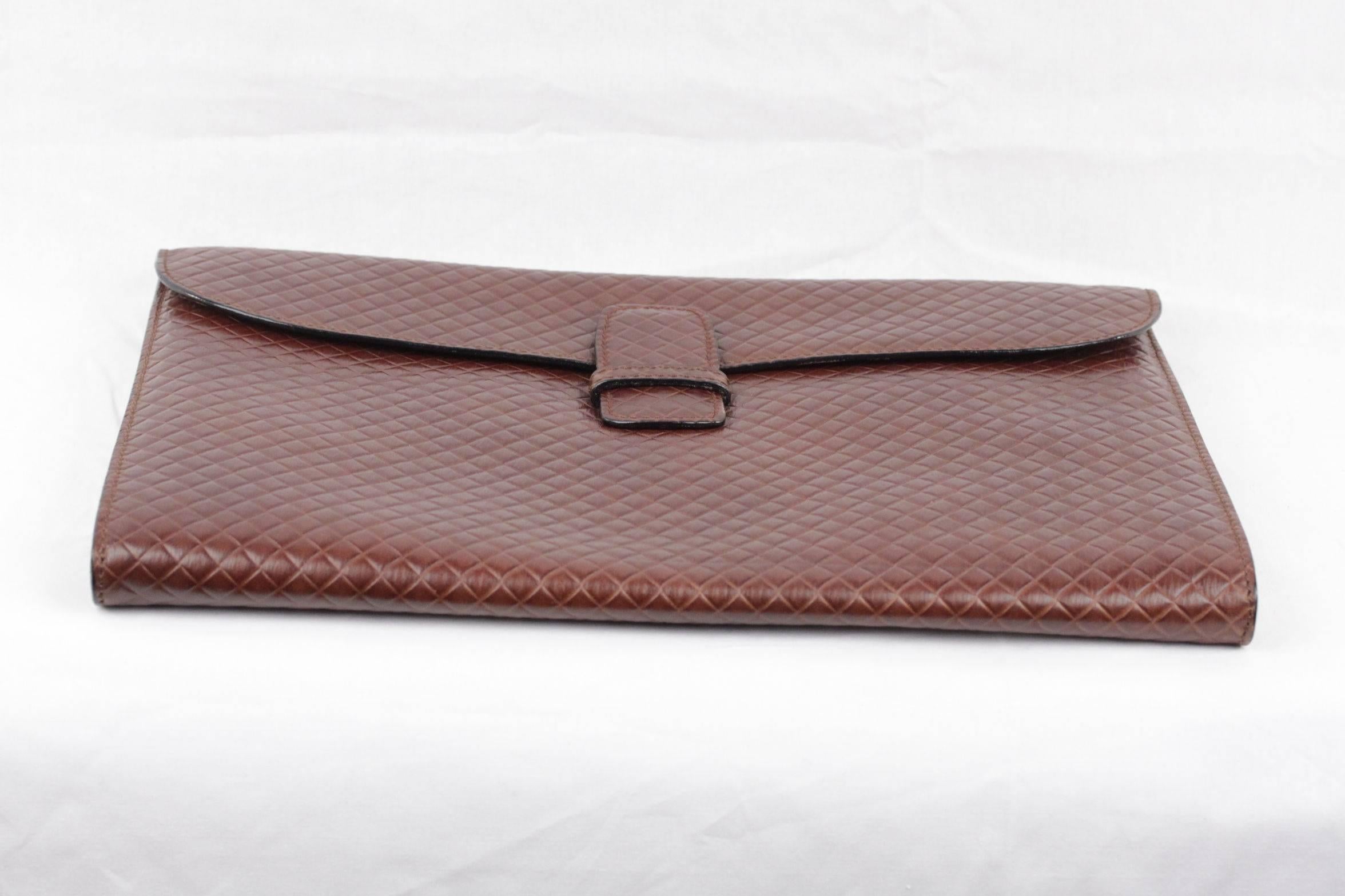 Brand: BOTTEGA VENETA - made in Italy

Logos / Tags: 'BOTTEGA VENETA - Made in Italy' tag inside, BOTTEGA VENETA authenticity label

Condition rate & details (please read our condition chart below): EXCELLENT CONDITION: Very little wear, no