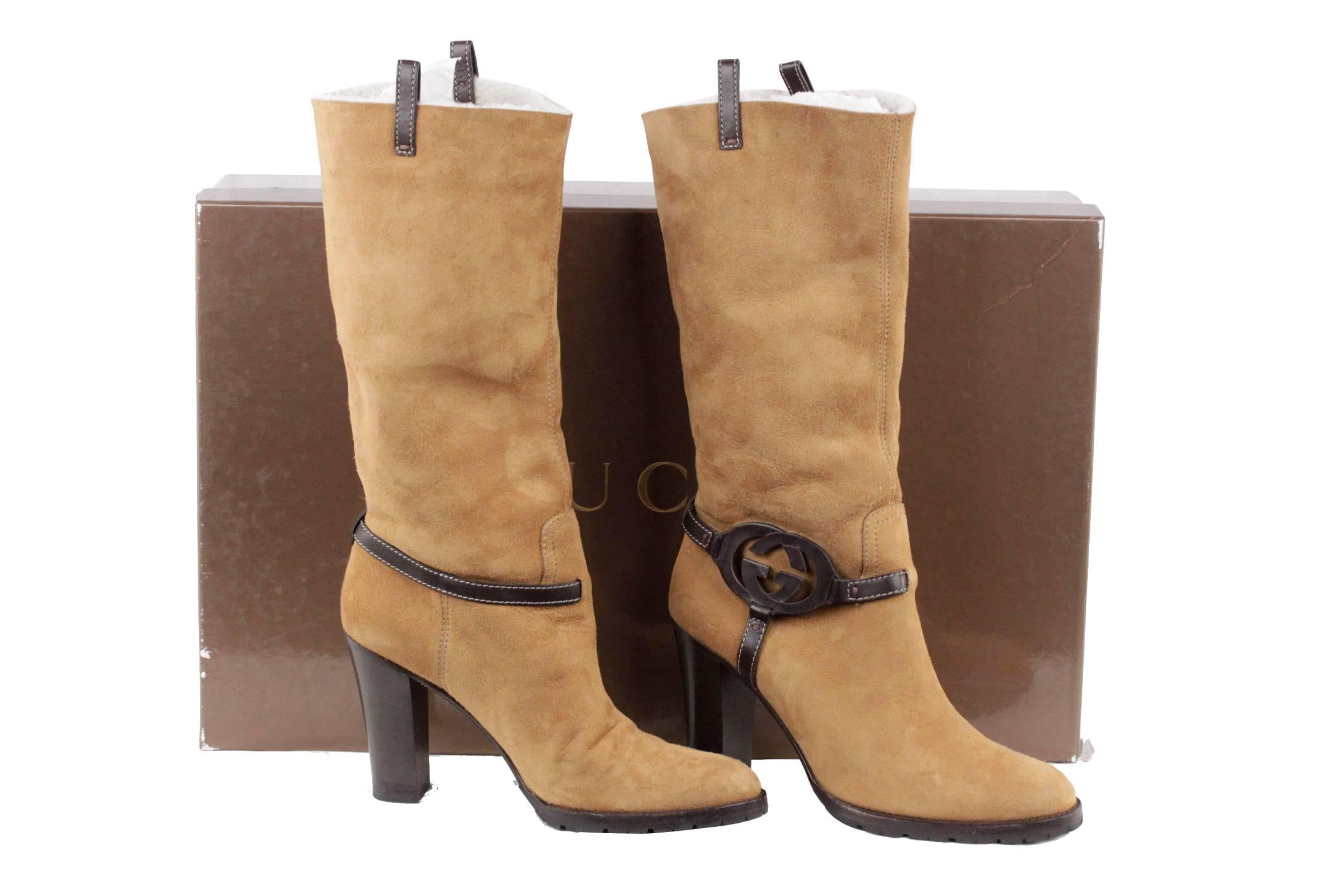 
- Tan suede heeled boots by GUCCI
- Round toe
- GG - GUCCi logo detailing on the sides
- Rubber lug sole
- Pull tabs at top sides for easy pull-on
- 4 inches - 10,2 cm chunky stacked heels

Brand: GUCCI - made in Italy

Condition (please