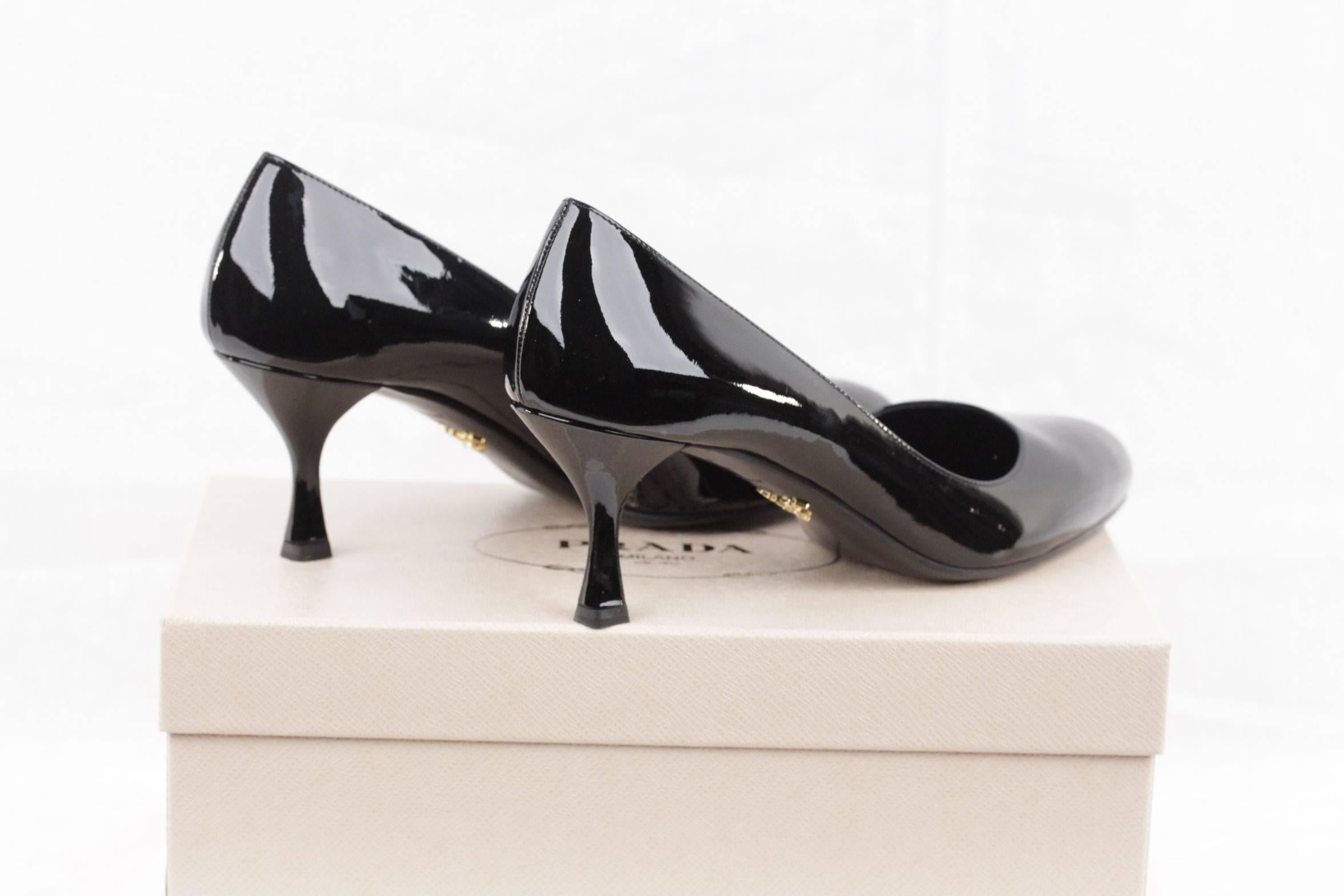 PRADA Black Patent Leather CLASSIC PUMPS Shoes HEELS Size 40 1/2 In New Condition In Rome, Rome