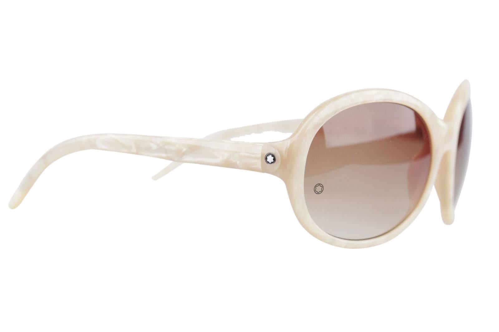 - Women sunglasses, signed MONTBLANC (Made in Italy)

- Brown lgradient ens (original lens w/ MONTBLANC logo)

- 100% UV protection

- Ivory acetate frame

- MONTBLANC signatures on temples

Style name & model refs: MB 139S - T57 -