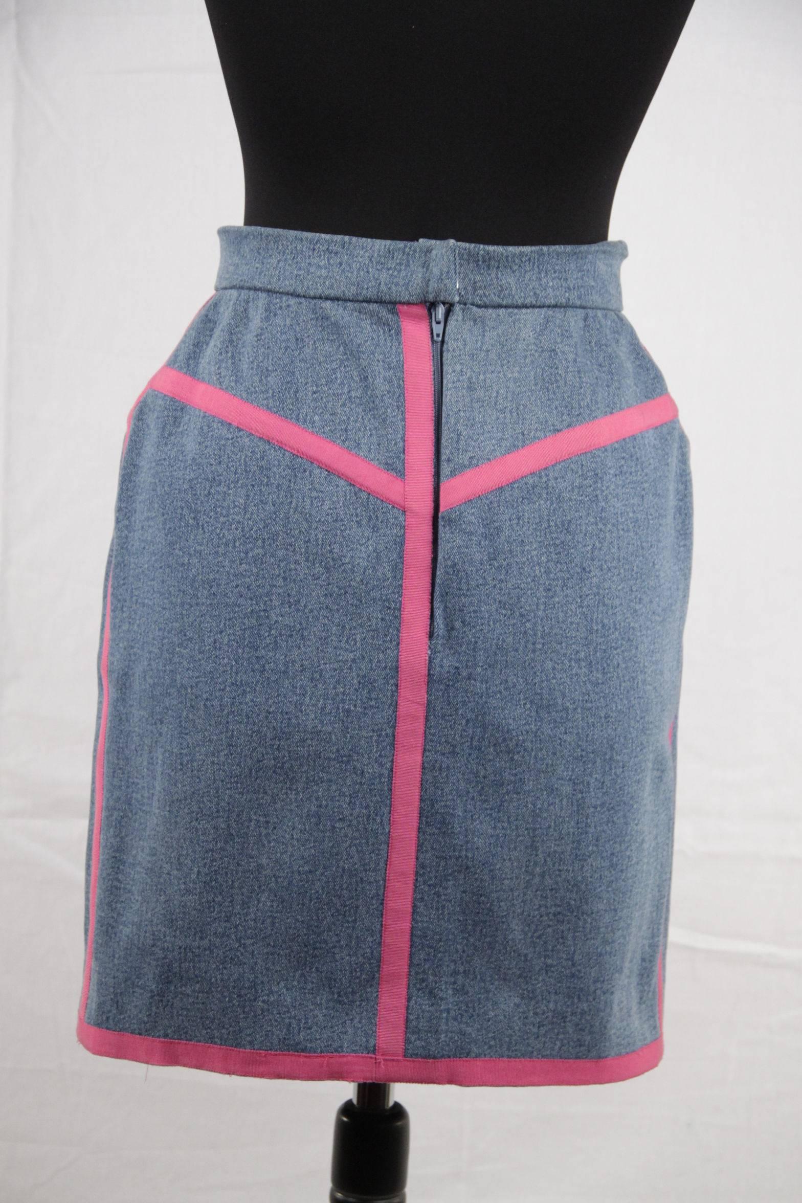 CHANEL BOUTIQUE Vintage Denim PENCIL SKIRT w/ Pink RIBBON Trim SIZE 36  In Good Condition In Rome, Rome
