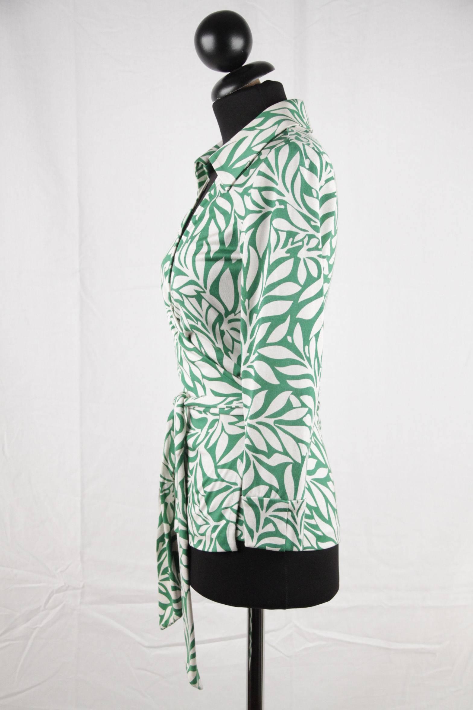  - Model: JILL Top

- Green & White leaves pattern

- 100% silk jersey

- Shirt collar & V-neck

- Wrap design

- Cropped sleeves

- Size: 4 (The size shown for this item is the size indicated by the designer on the label). It should