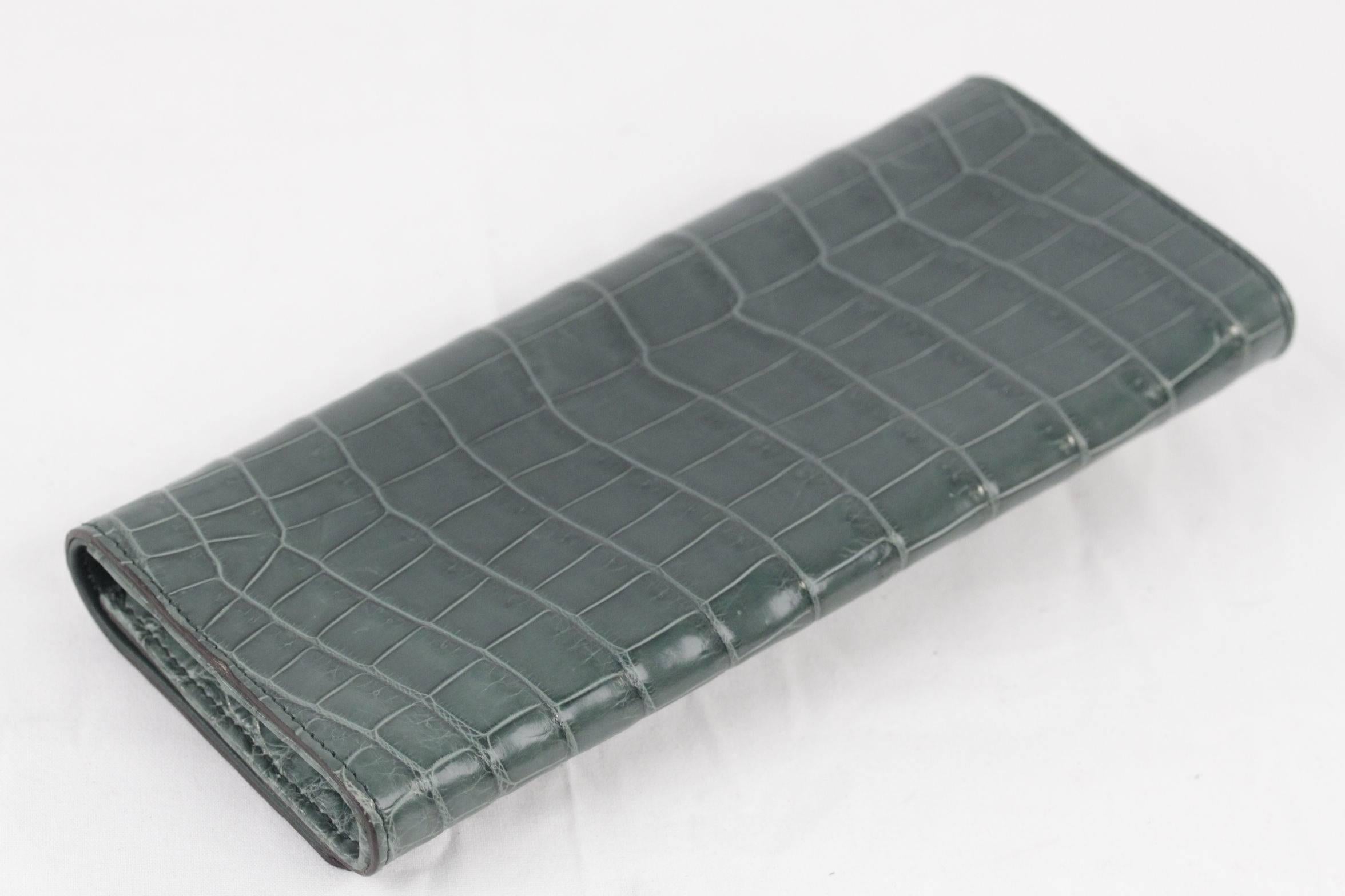 GUCCI Green EMBOSSED CROC LOOK Leather CLUTCH Purse or WALLET Pouch In Good Condition In Rome, Rome
