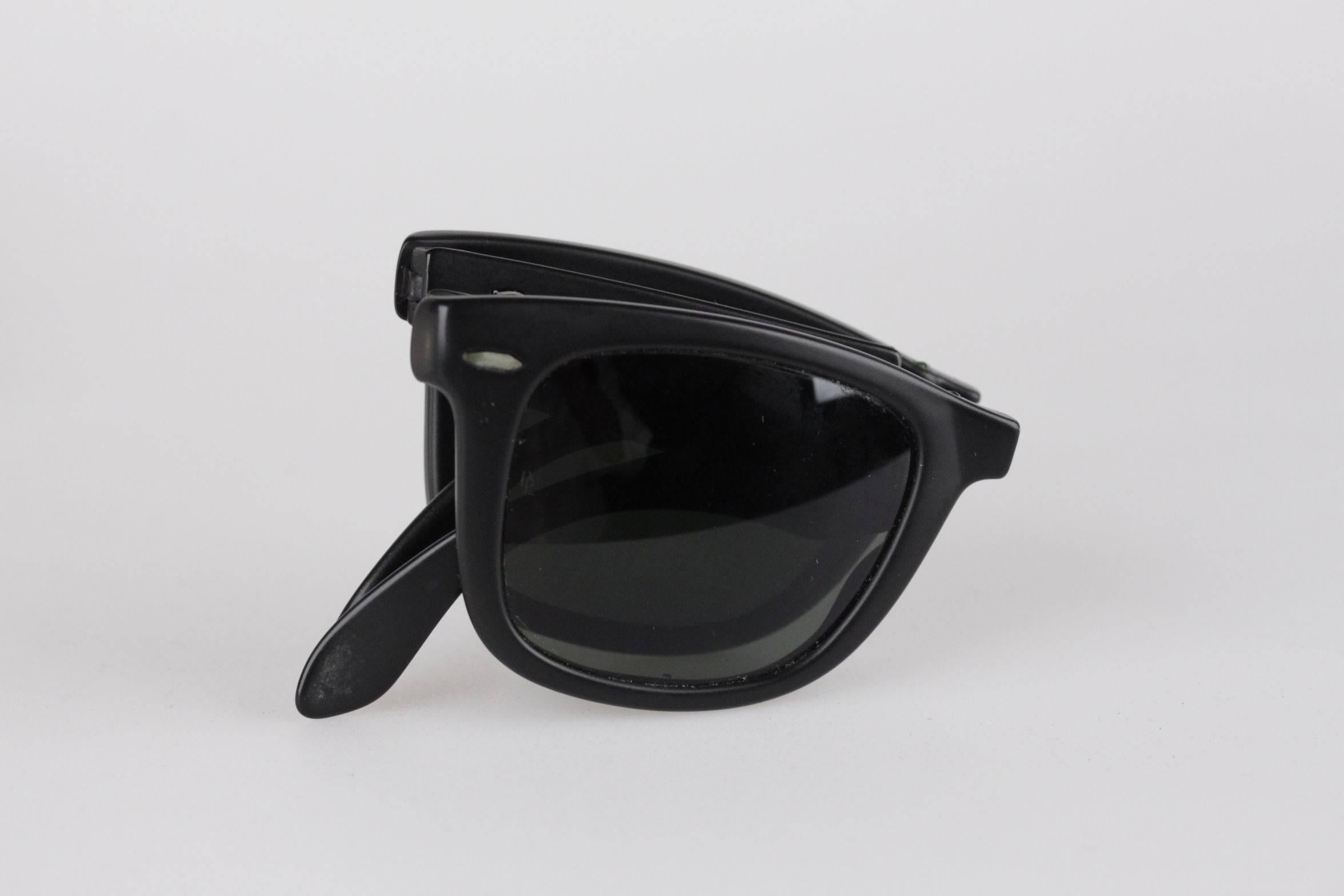 RAY BAN BAUSCH & LOMB Vintage FOLDING WAYFARER Matte Black SUNGLASSES In Excellent Condition In Rome, Rome