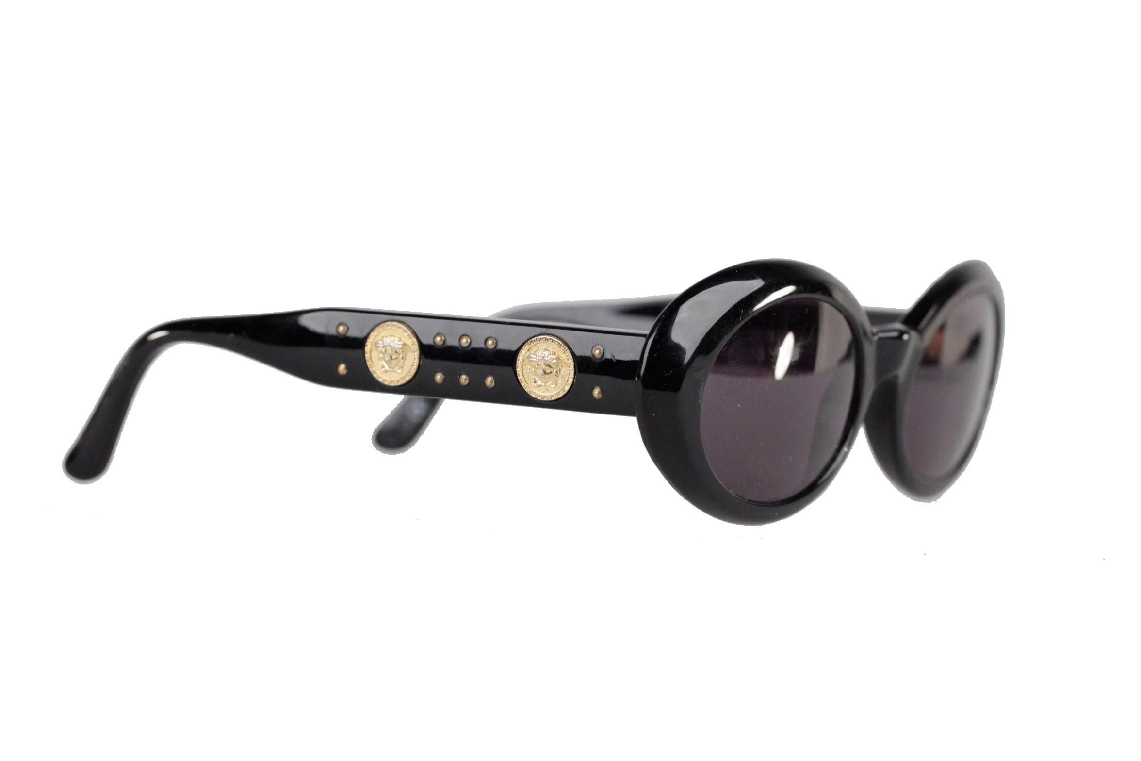  -Vintage Versace Mod 527/B sunglasses in black color

- Black frame

- Gold metal MEDUSA heads detailing with studs on both ear stems

- Period / Era: 1990s

- Logos / Tags: The inner left temple bares the model number and color code while