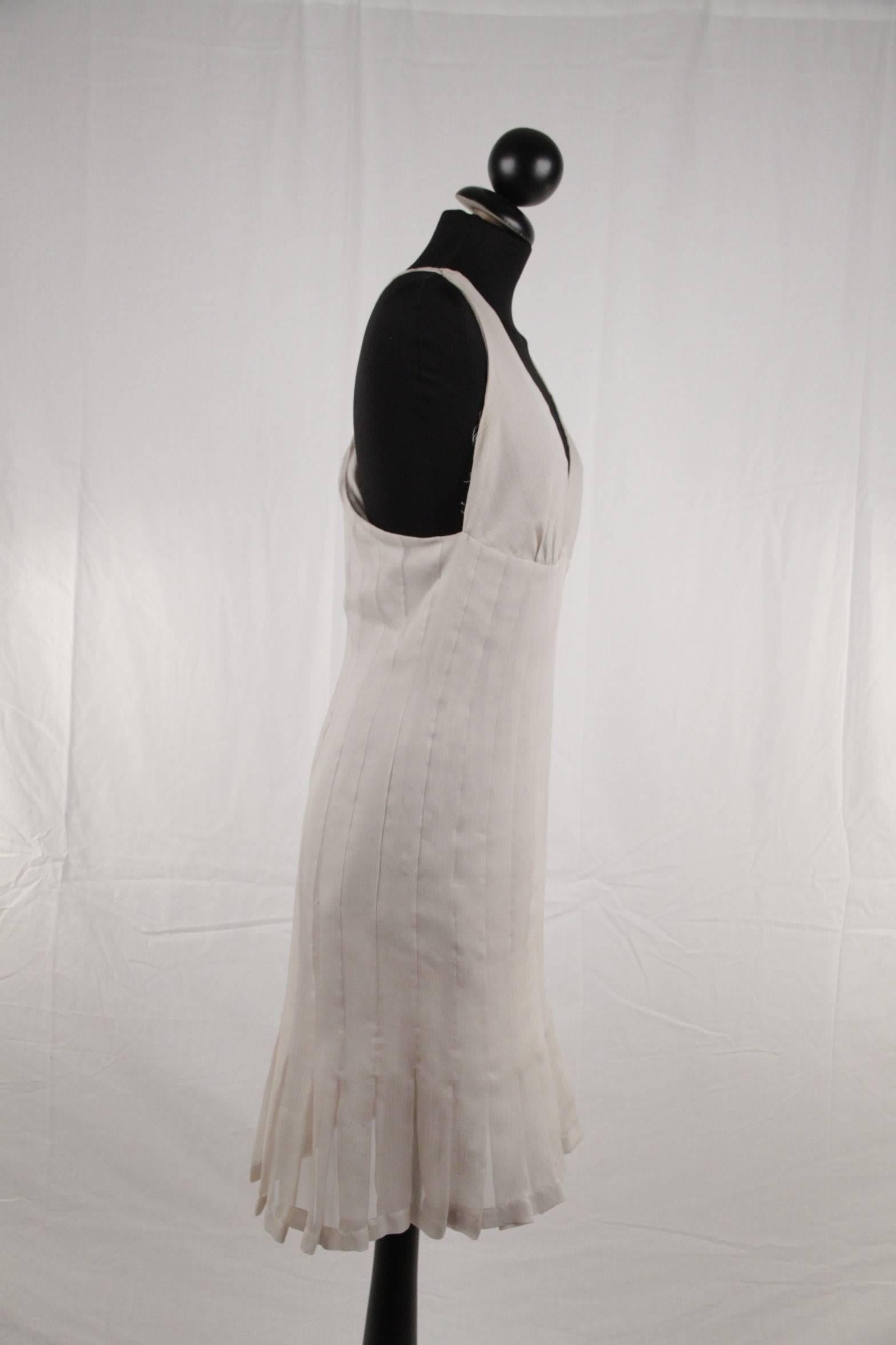 Women's  CHANEL Gray Silk SLEEVELESS DRESS V Neck SIZE 36 