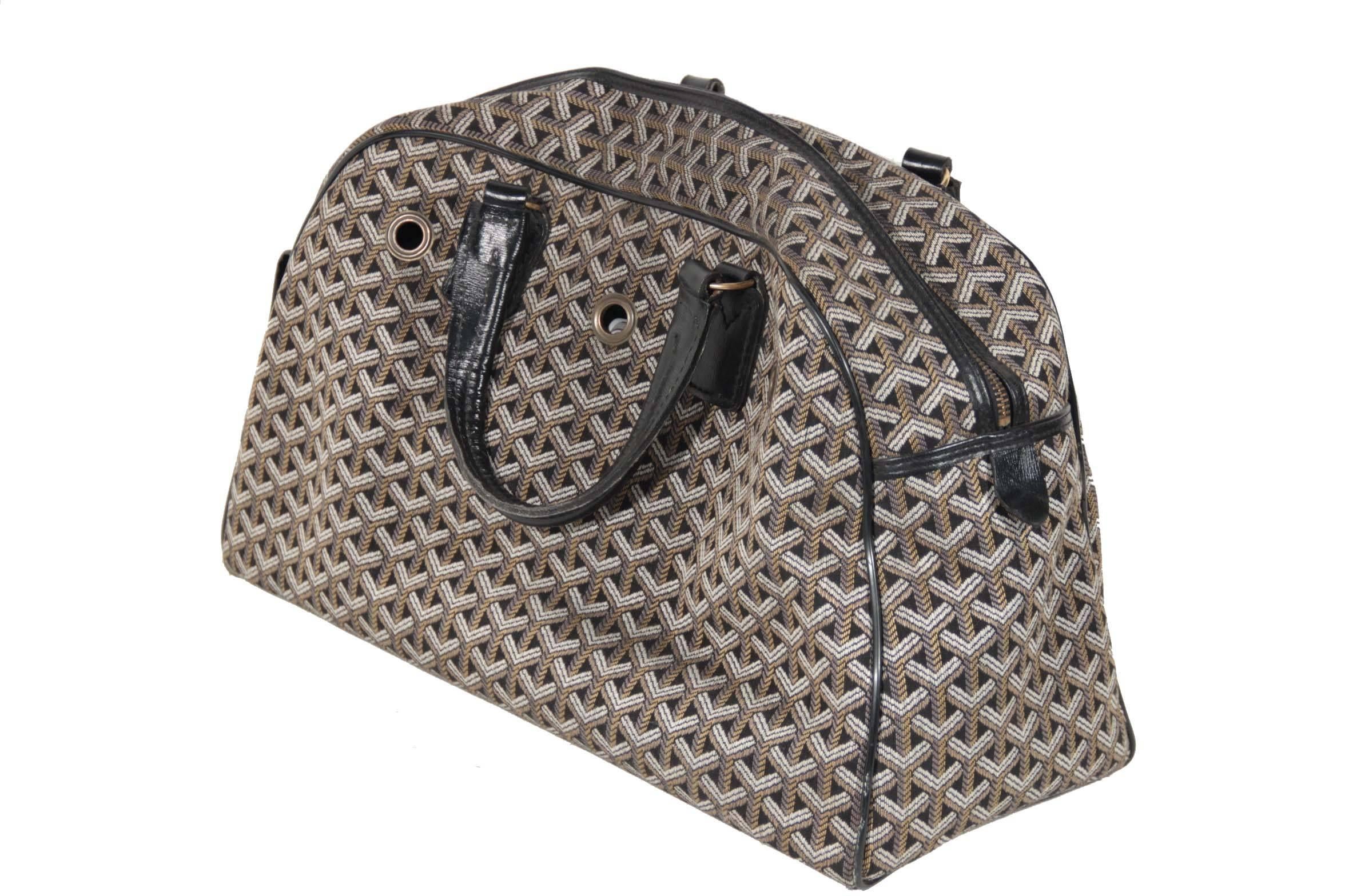  Brand: GOYARD

Condition: B :GOOD CONDITION - Some light wear of use

Condition details: Some wear of use on bottom corners, some normal wear of use inside

Further Comments: Black, white and tan signature chevron canvas 'Monsieur Hulot' Pet
