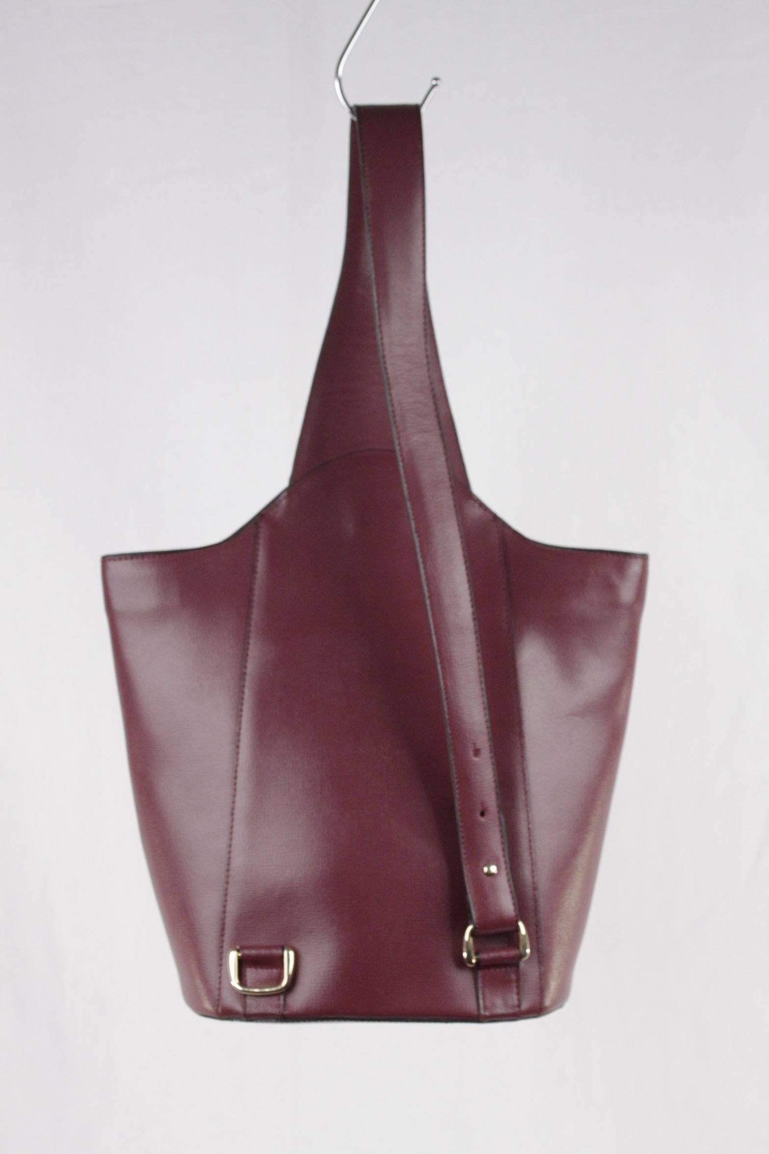 MUST de CARTIER Burgundy Leather ONE SHOULDER BACKPACK Shoulder Bag In Good Condition In Rome, Rome