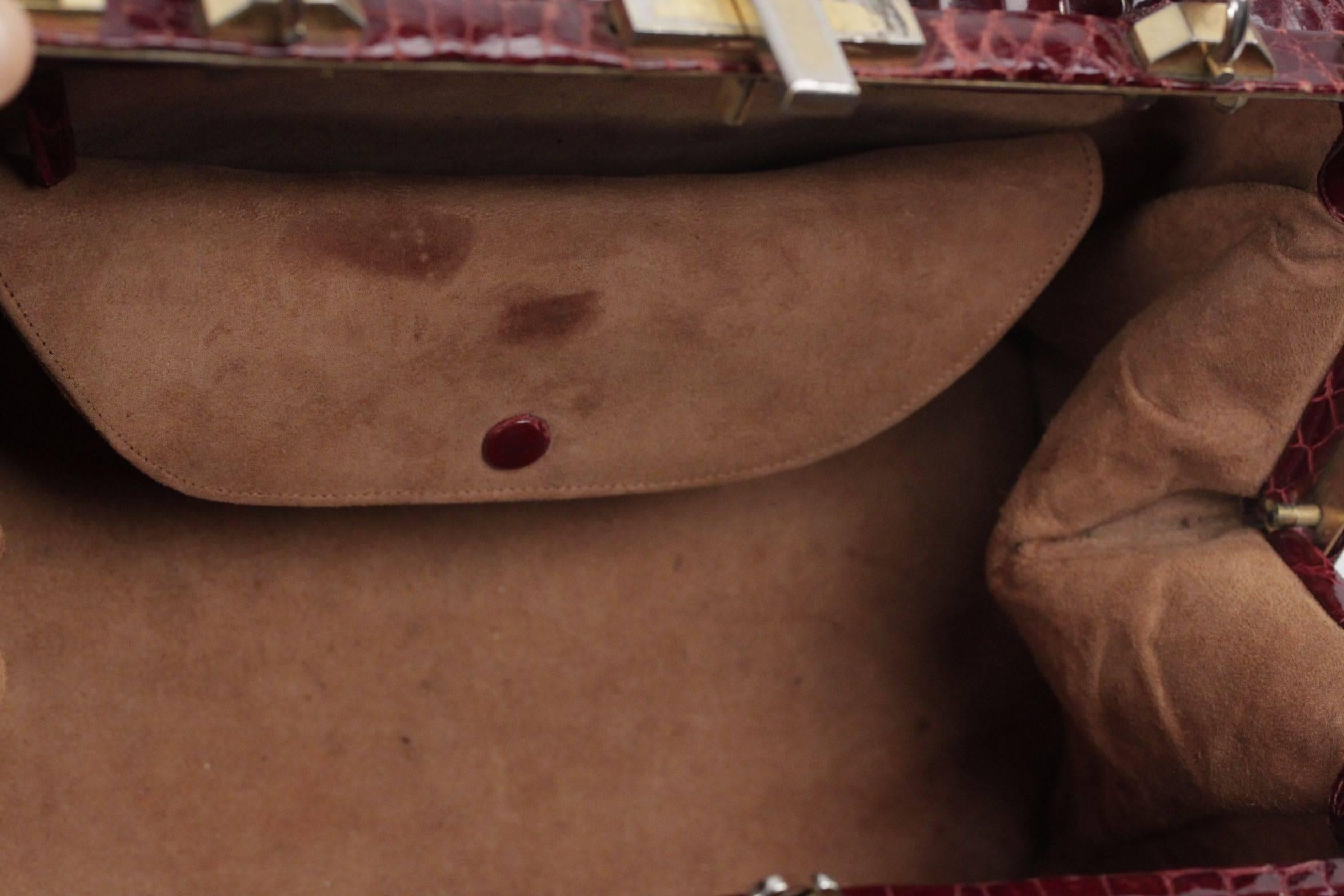 VINTAGE Burgundy CROCODILE Leather DOCTOR BAG Top Handle HANDBAG In Good Condition In Rome, Rome