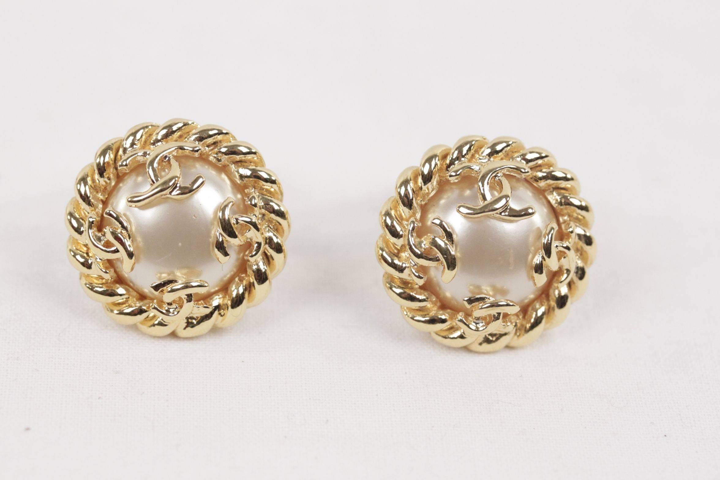  - Gorgeous vintage CHANEL earrings

- Faux Pearl and gold metal twisted rope

- CC - CHANEL logo detailing

- Clip-on earrings

- Signed ' C CHANEL R - 95 CC A - MADE IN FRANCE' in a oval mark.

- Approx. measurements: 1 x 1 inches - 2,5 x2,5 cm

-