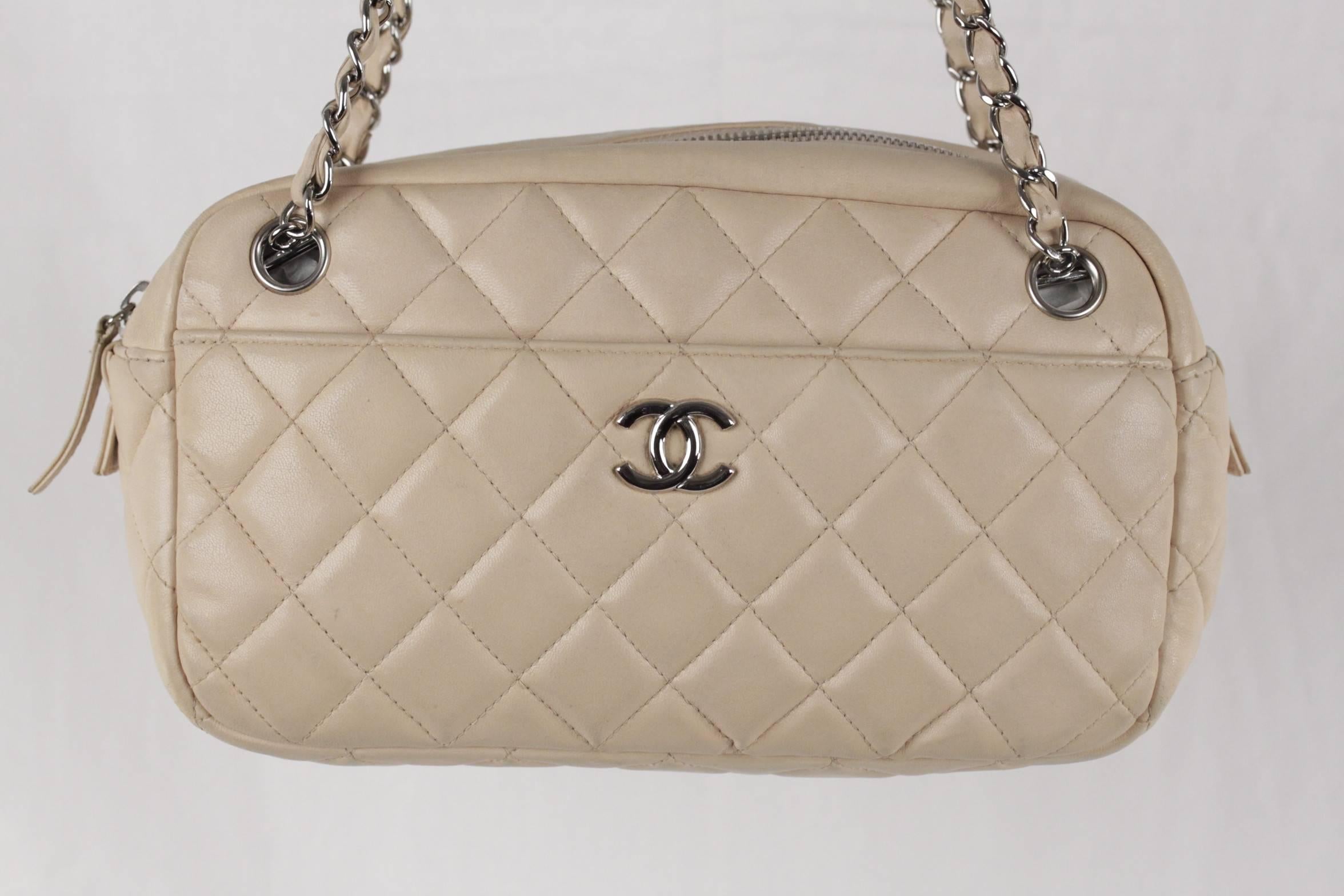  - CHANEL Leather quilted Camera Case Shoulder Bag
- Beige diamond quilting
- 1 wide front pocket with silver CC - CHANEL logo
- Silver shoulder chains threaded with beige leather
- 1 rear patch pocket
- Upper zipper closure
- Beige leather